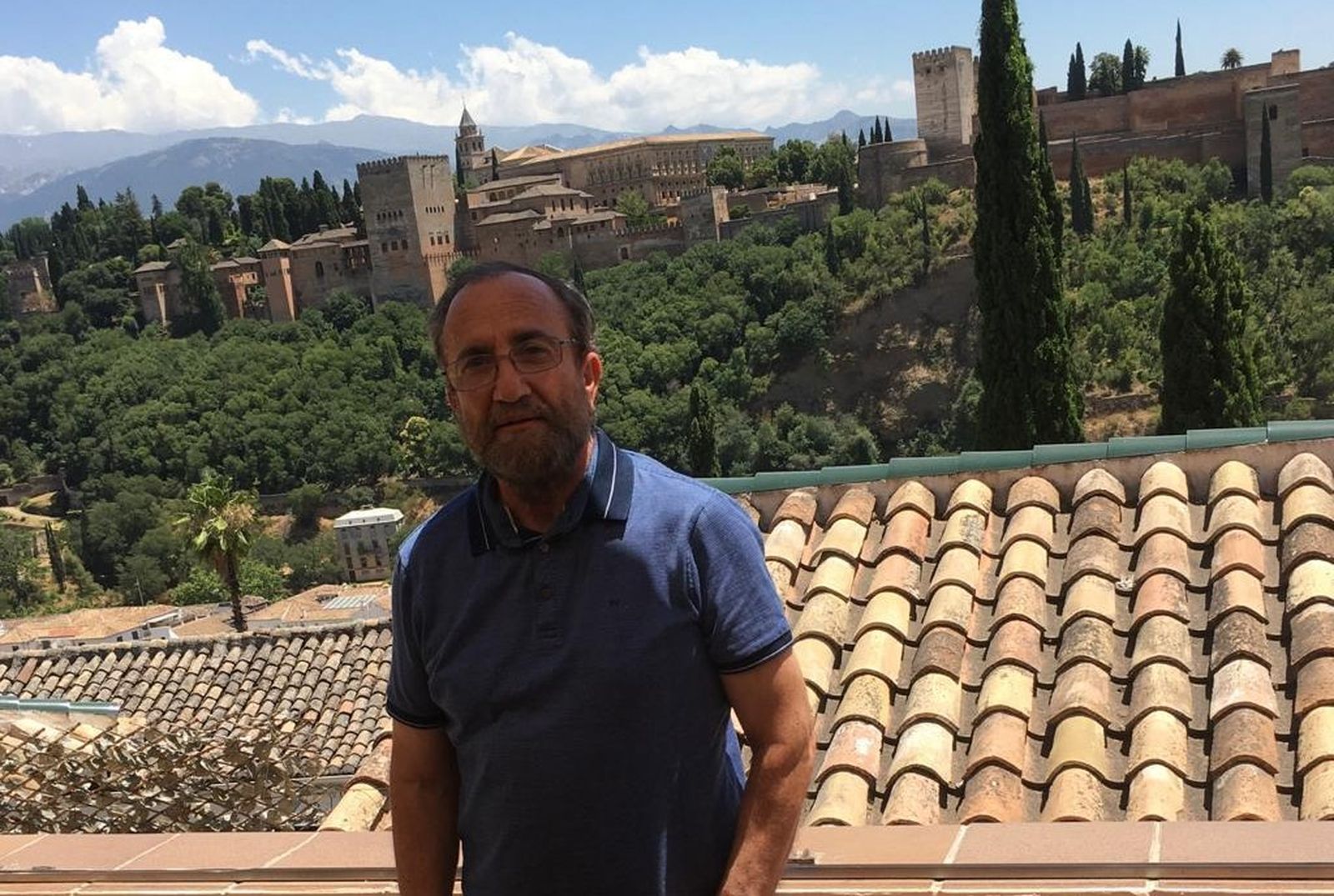 Fernando Yélamos con la Alhambra de Granada al fondo.
