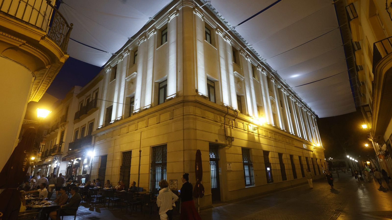 Focos en el exterior de un edificio de la calle Tetuán, junto a la Plaza Nueva.