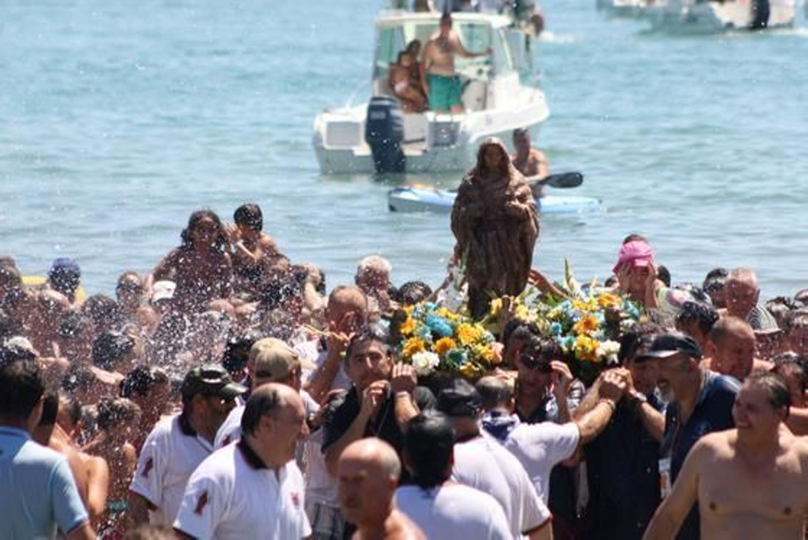 Miles de fieles recibieron con entusiasmo a la imagen en su llegada a la playa.

Foto: Fran Montes