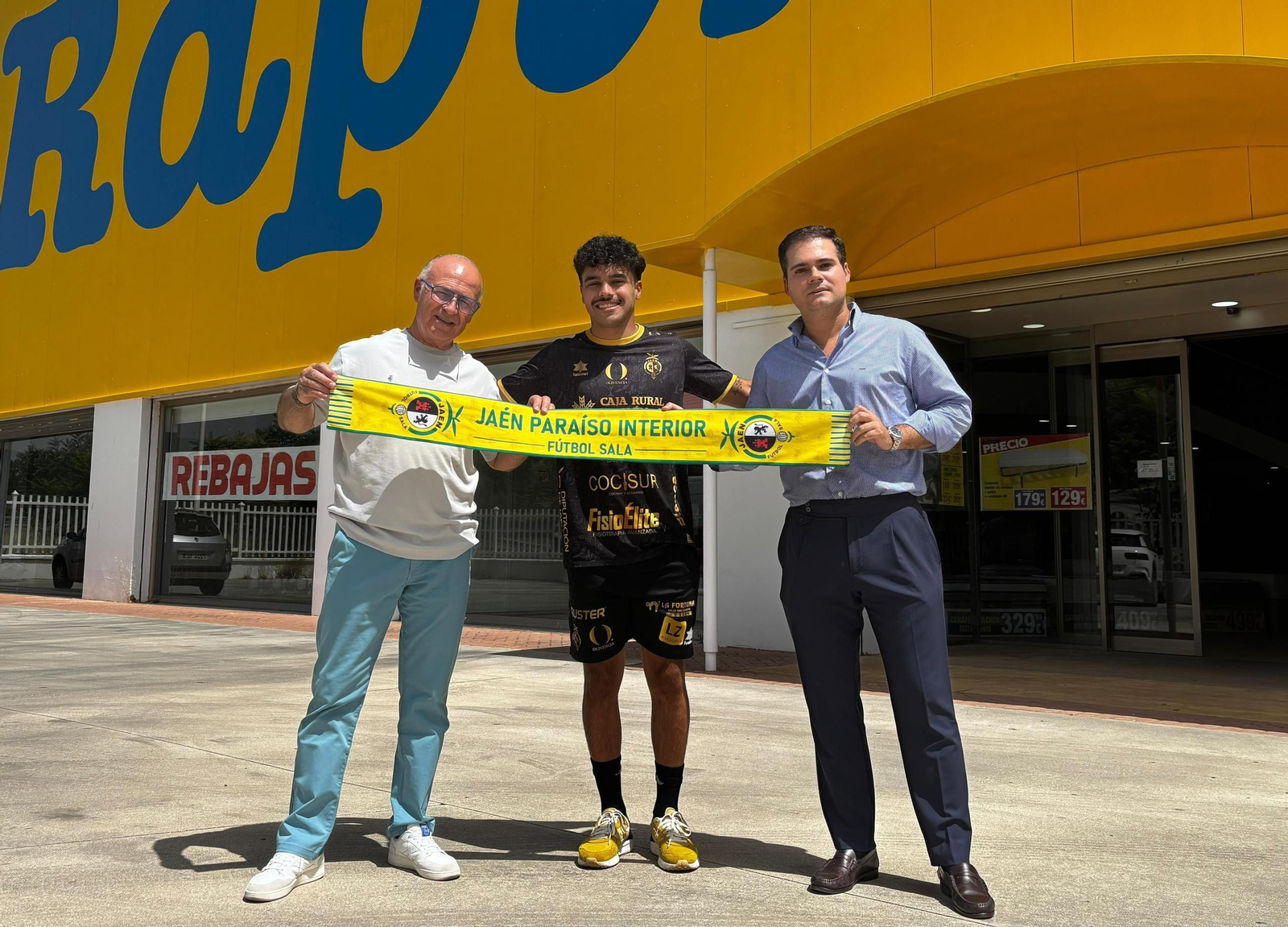 Germán Aguayo, Rikelme y Juanma Millán, en las instalaciones de Rapimueble.