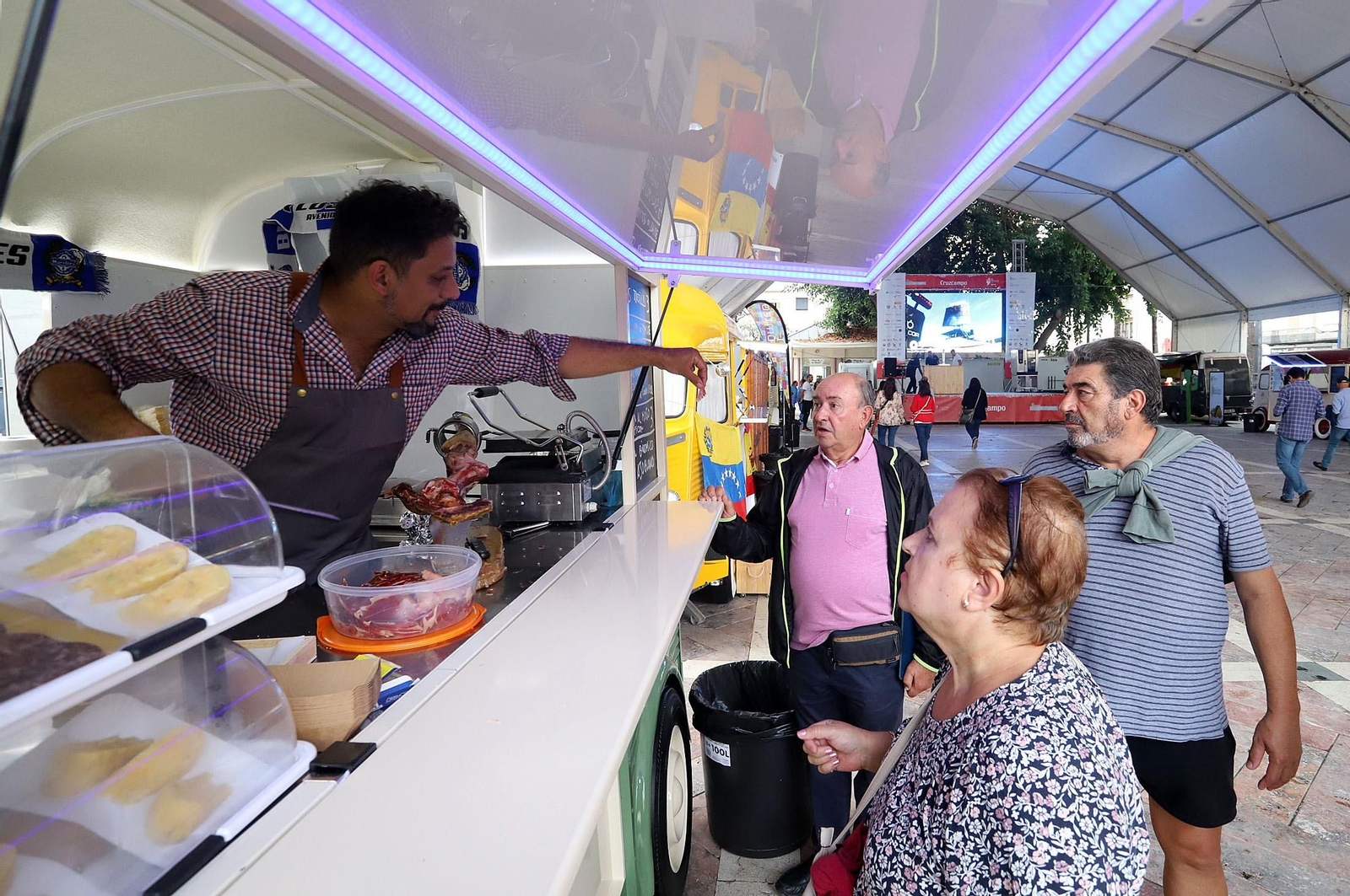 Imágenes de la apertura del Festival de Food Trucks de Binómico en la Plaza de las Monjas
