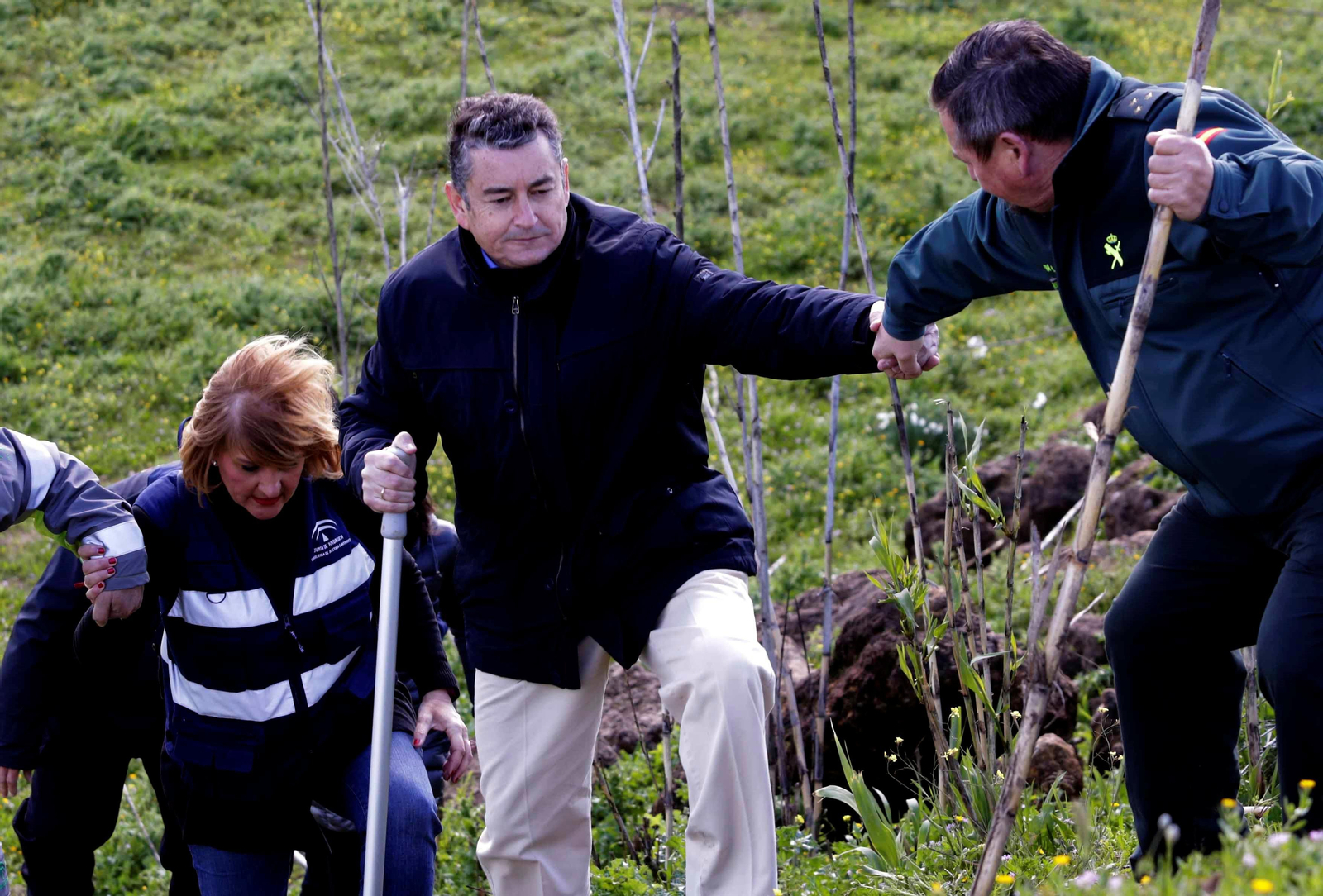 El delegado del Gobierno en Andalucía, Antonio Sanz, durante la búsqueda.