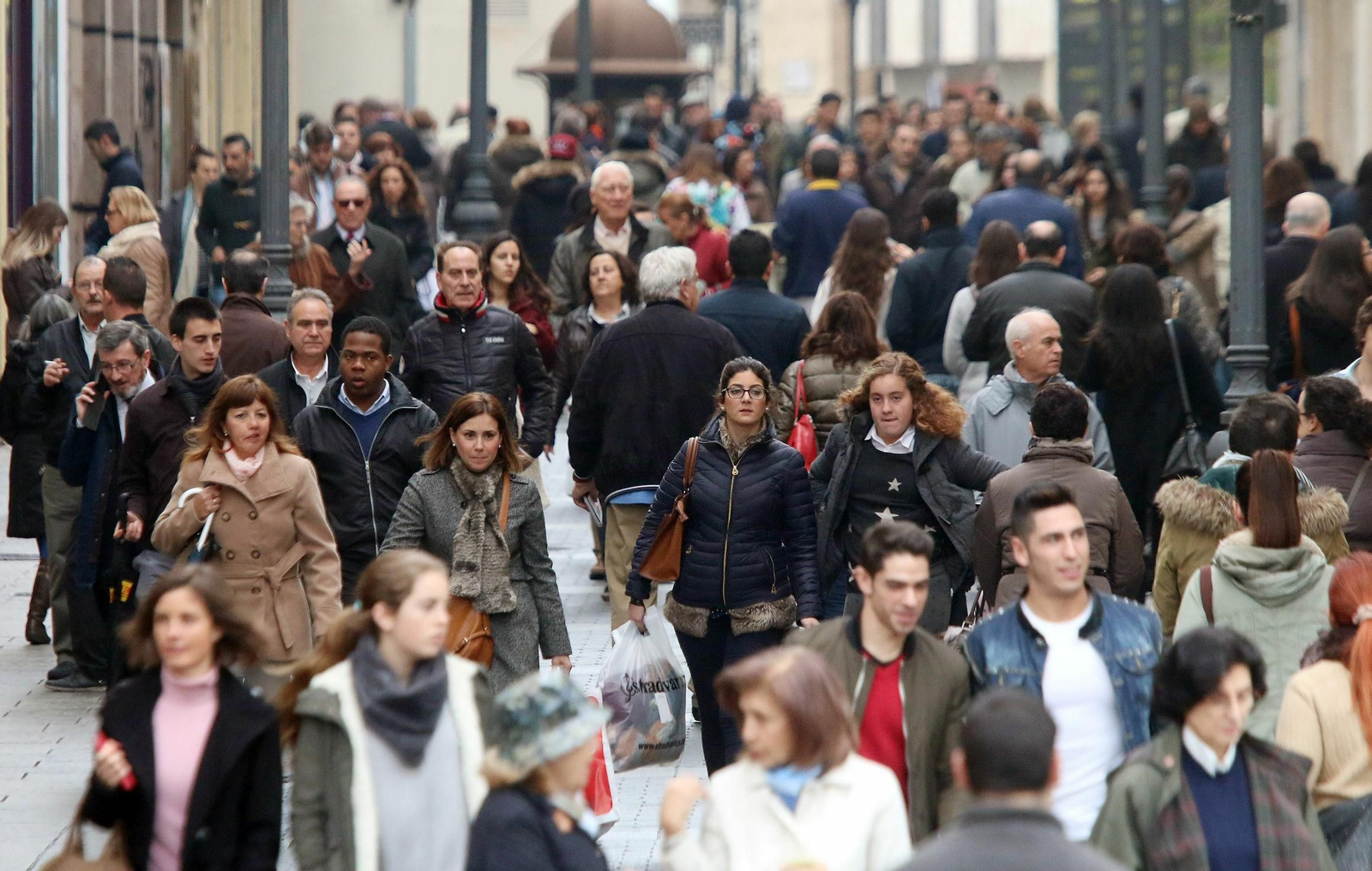 Gente por la calle Gondomar de Córdoba capital.