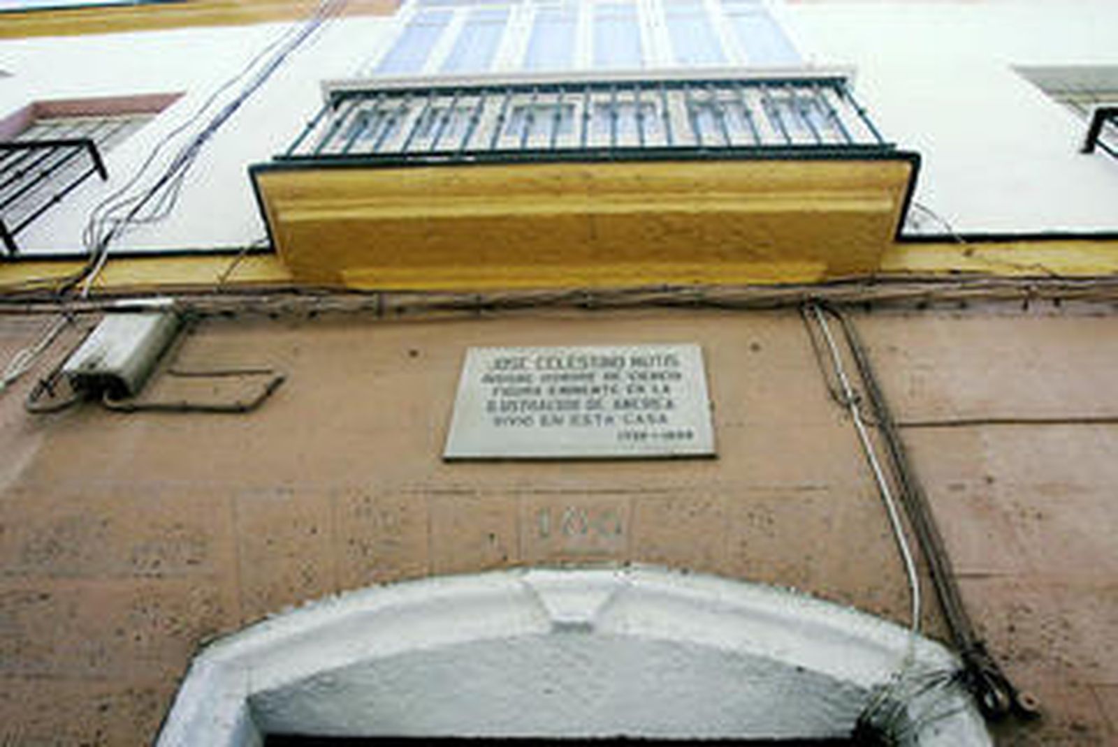 Fachada de la casa donde vivió José Celestino Mutis en el número 100 de la calle Sagasta.