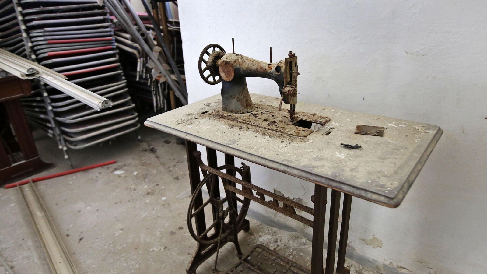 Una máquina de coser que se conserva en el interior de la casa.