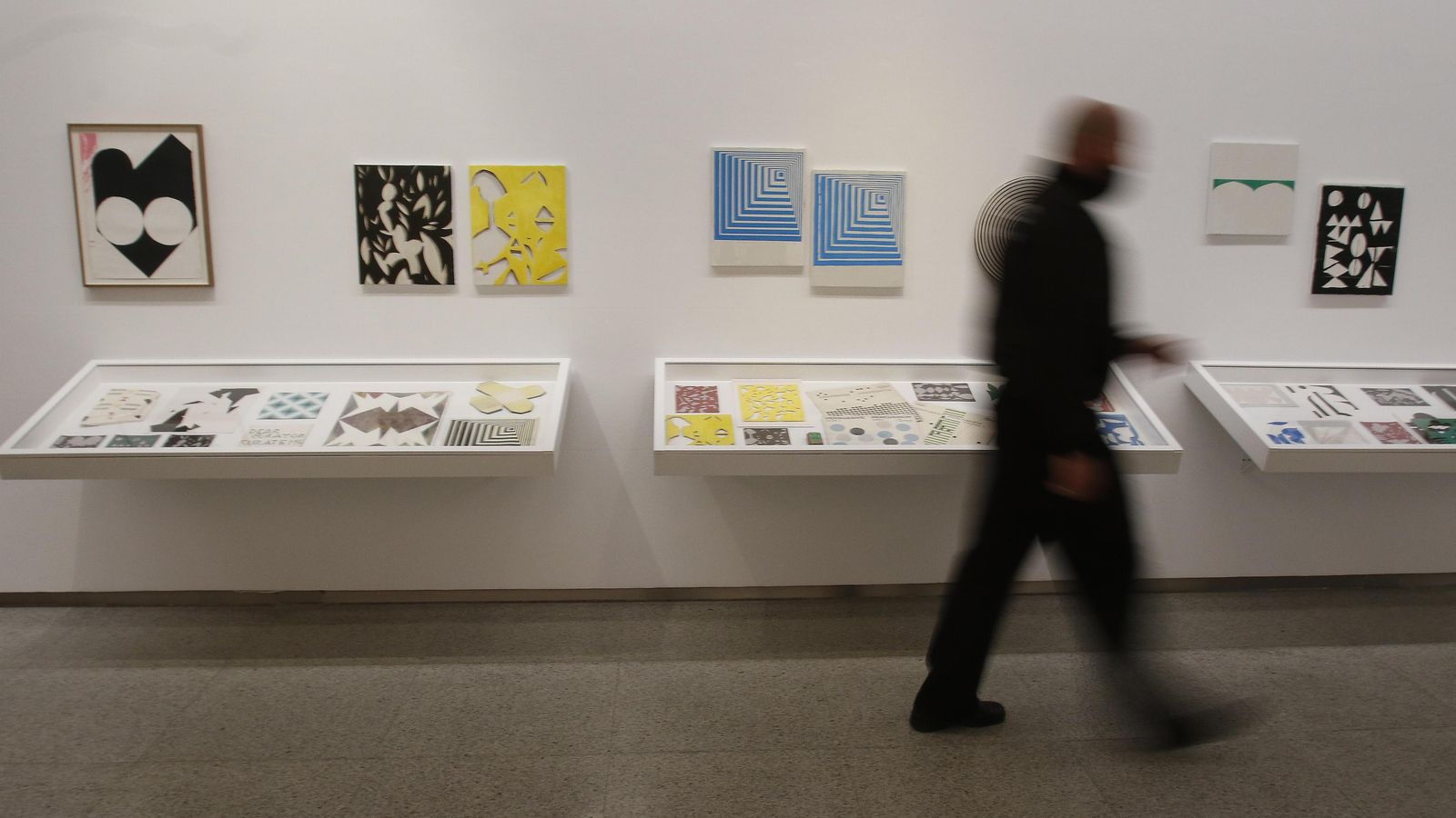 Vitrinas con las portadas de Albers y los prototipos y maquetas de Clemente.
