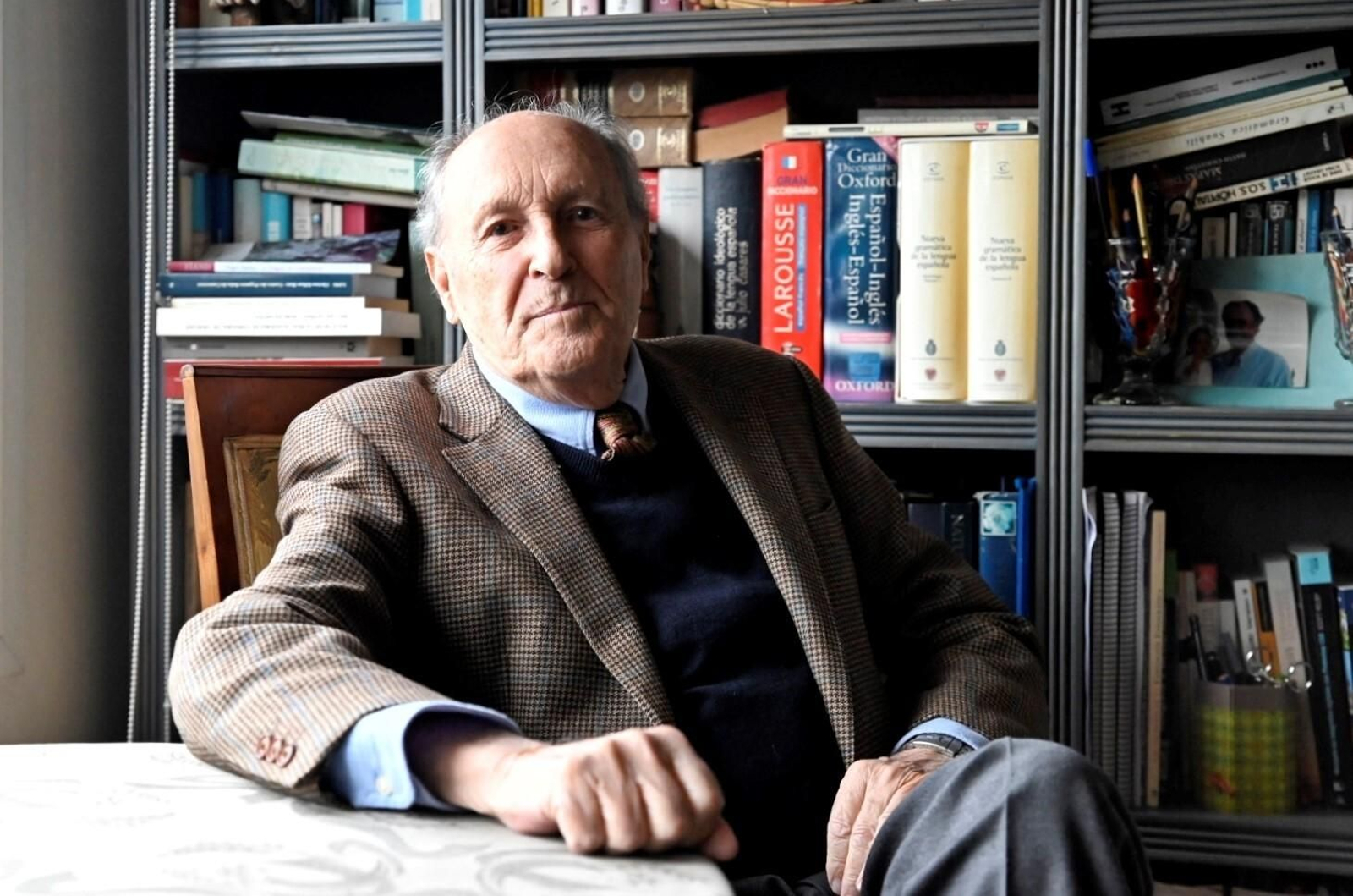 El catedrático de Cirugía Carlos Pera Madrazo posa en el despacho de su domicilio en Córdoba.