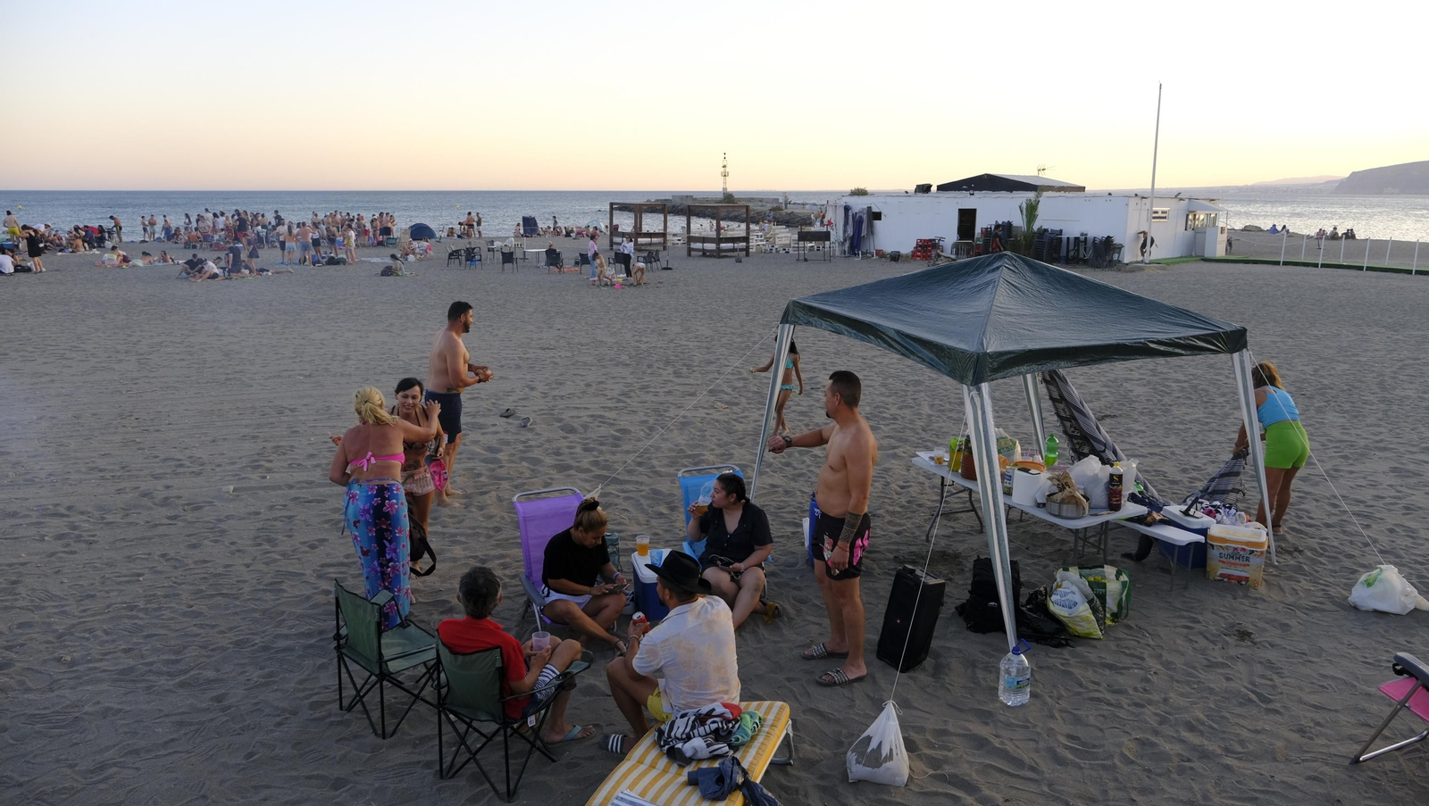 Imágenes de las hogueras de la Noche de San Juan en Almería capital