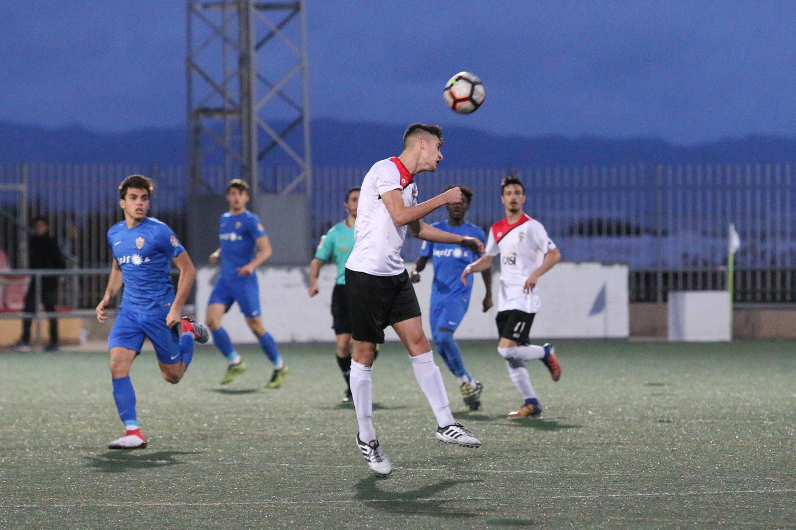 Un jugador de La Cañada golpea de cabeza el balón durante uno de los derbis disputados años atrás.