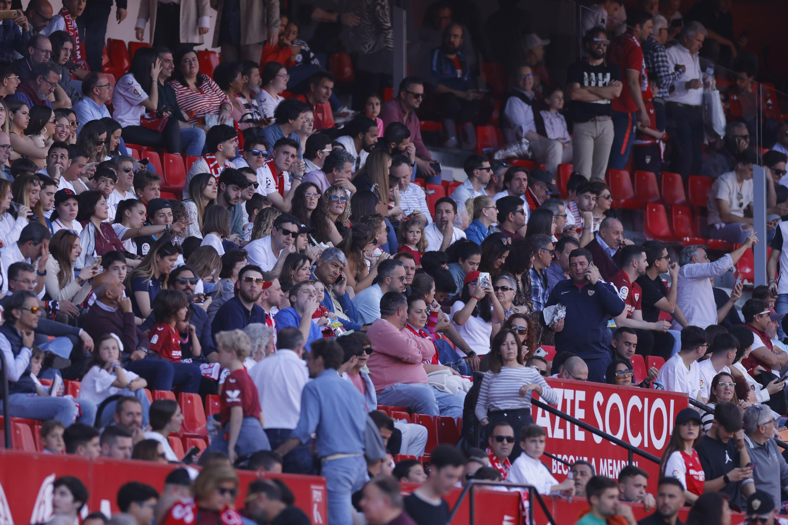 Búscate en las fotos del Sevilla-Almería