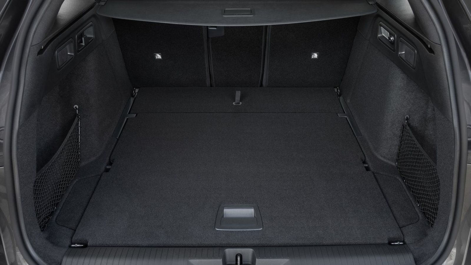 La capacidad de los Astra Sports Tourer varía según el tipo de sistema de propulsión, de modo que de los casi 600 litros de los que tienen motores de combustión, en los híbridos enchufables y el eléctrico se pasa a 516 litros.