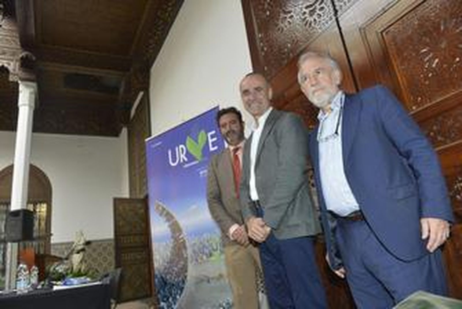 Jesús Rojas (Fibes), Antonio Muñoz (edil de Hábitat Urbano) y Adolfo Fdez. Palomares (director de Medio Ambiente).