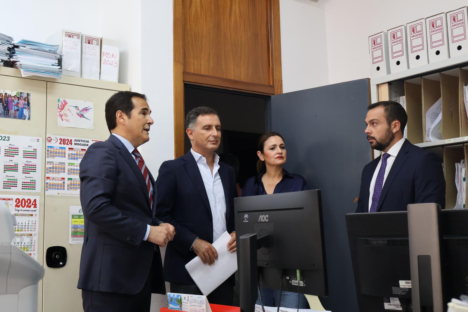 José Antonio Nieto y Gustavo Cuéllar en una visita a los juzgados de Moguer.