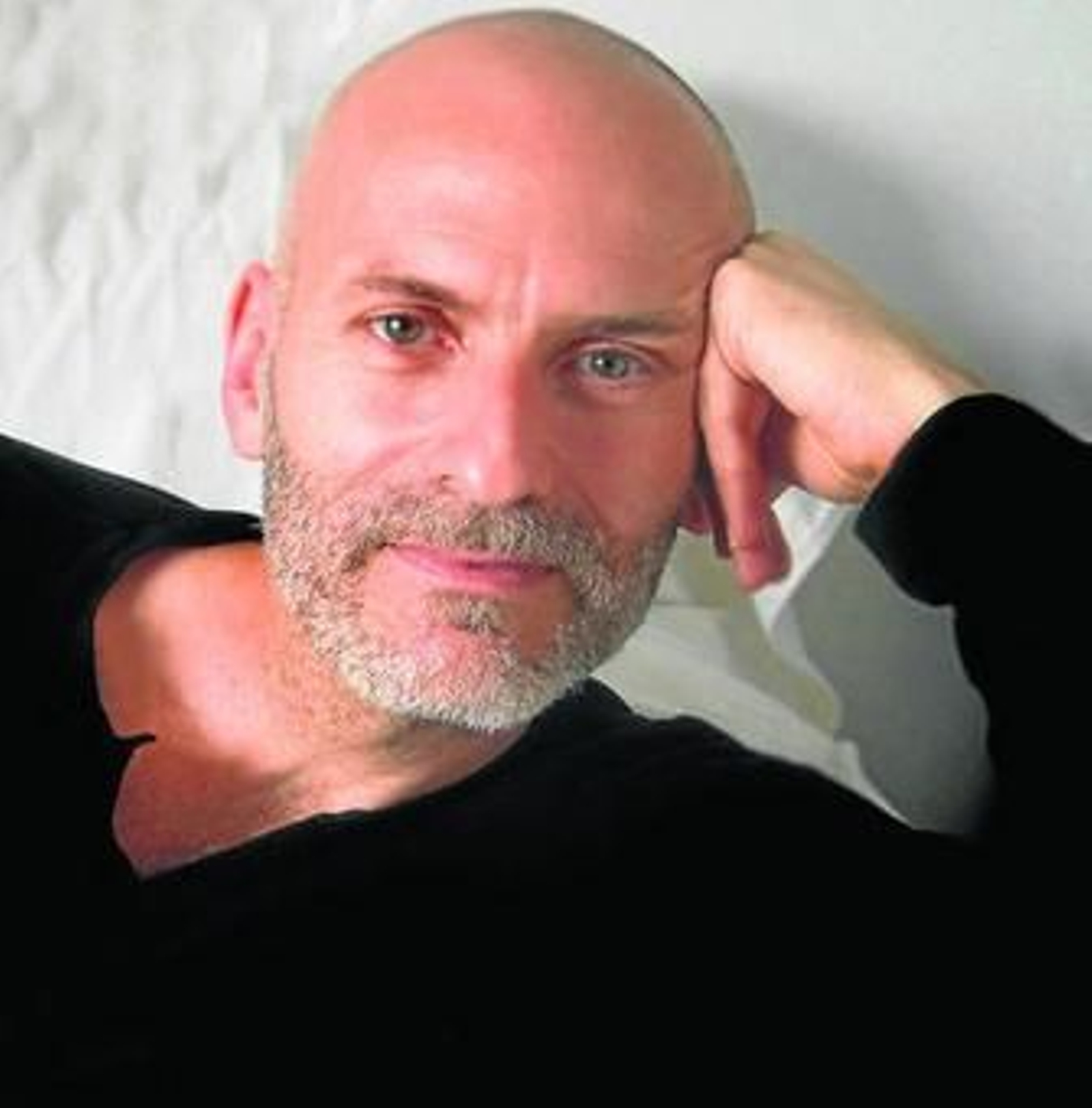 Alejandro Palomas (Barcelona, 1967), en una imagen promocional de 'Una madre', su nueva novela.