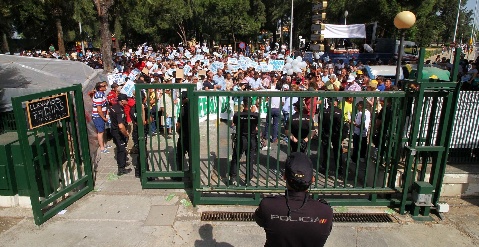Imágenes de la manifestación para pedir agua y tierra para los regadíos del Condado.