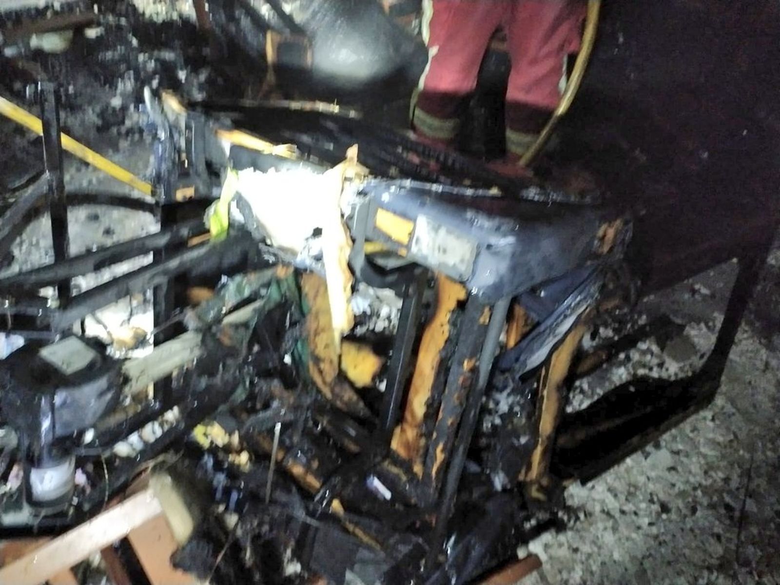 Detalle del interior del chalé incendiado en Valencina.