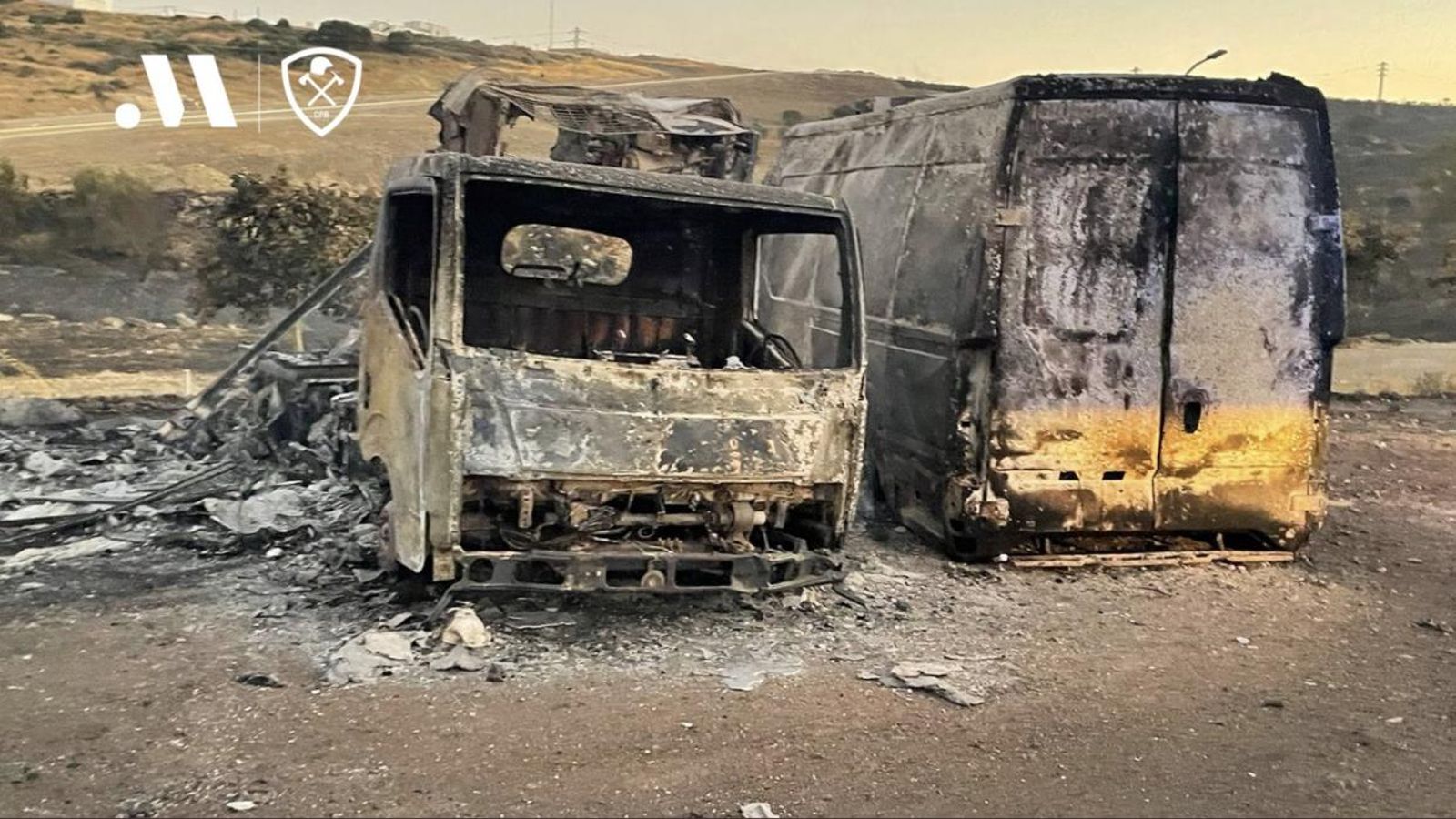 Vehículos calcinados tras el incendio.