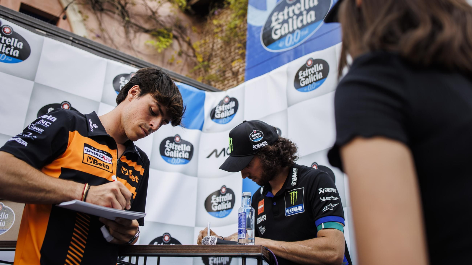 Álex Rins y Alonso López firman autógrafos en Plaza Canterbury