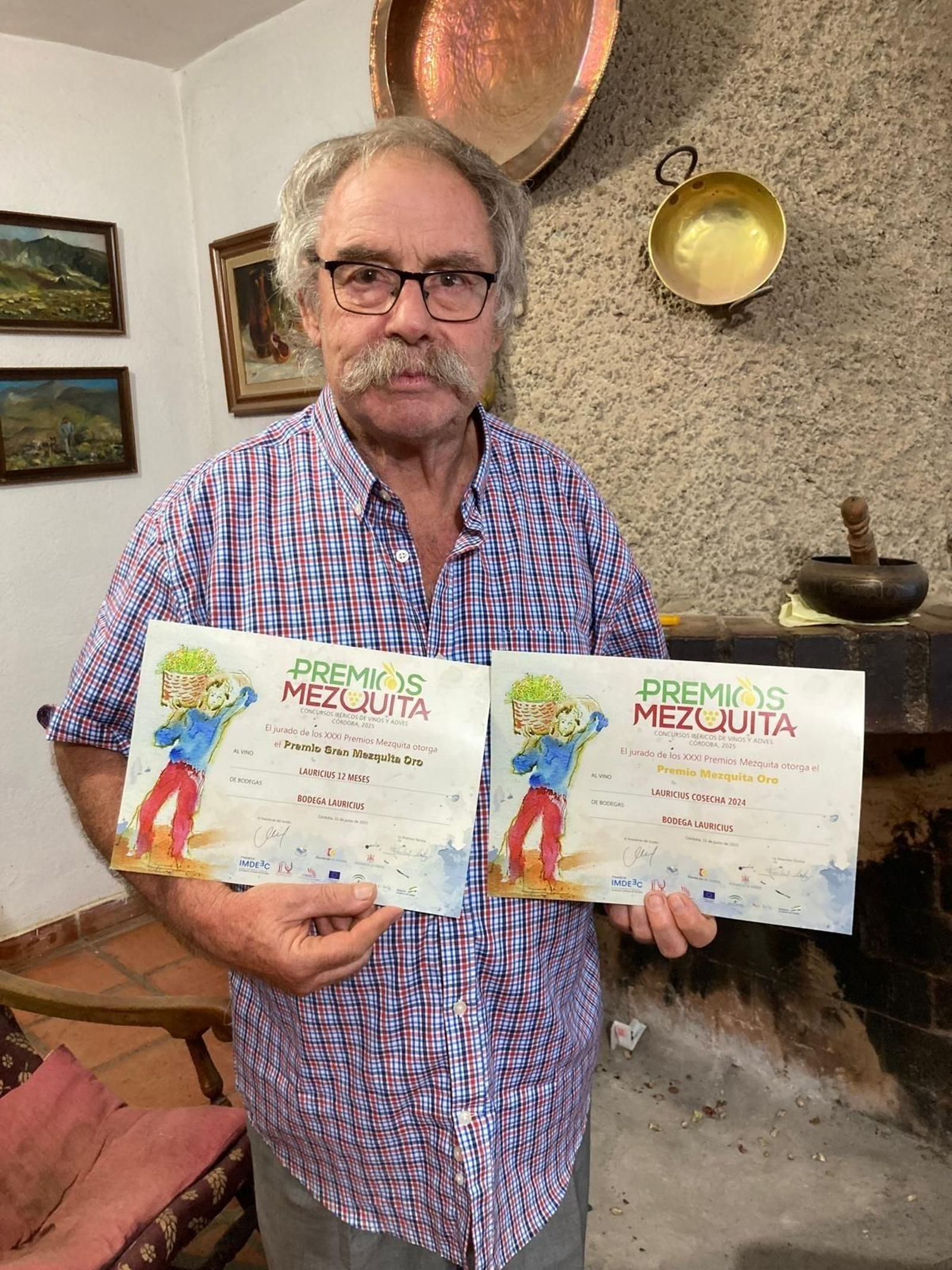 El bodegero Carlos Fernández, con los Premios Mezquita logrados.