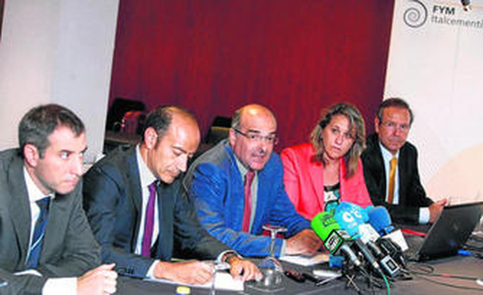 En el centro de la imagen, Tomás Azorín y Mario Bracci, director comercial y consejero delegado de FYM Italcementi en España.