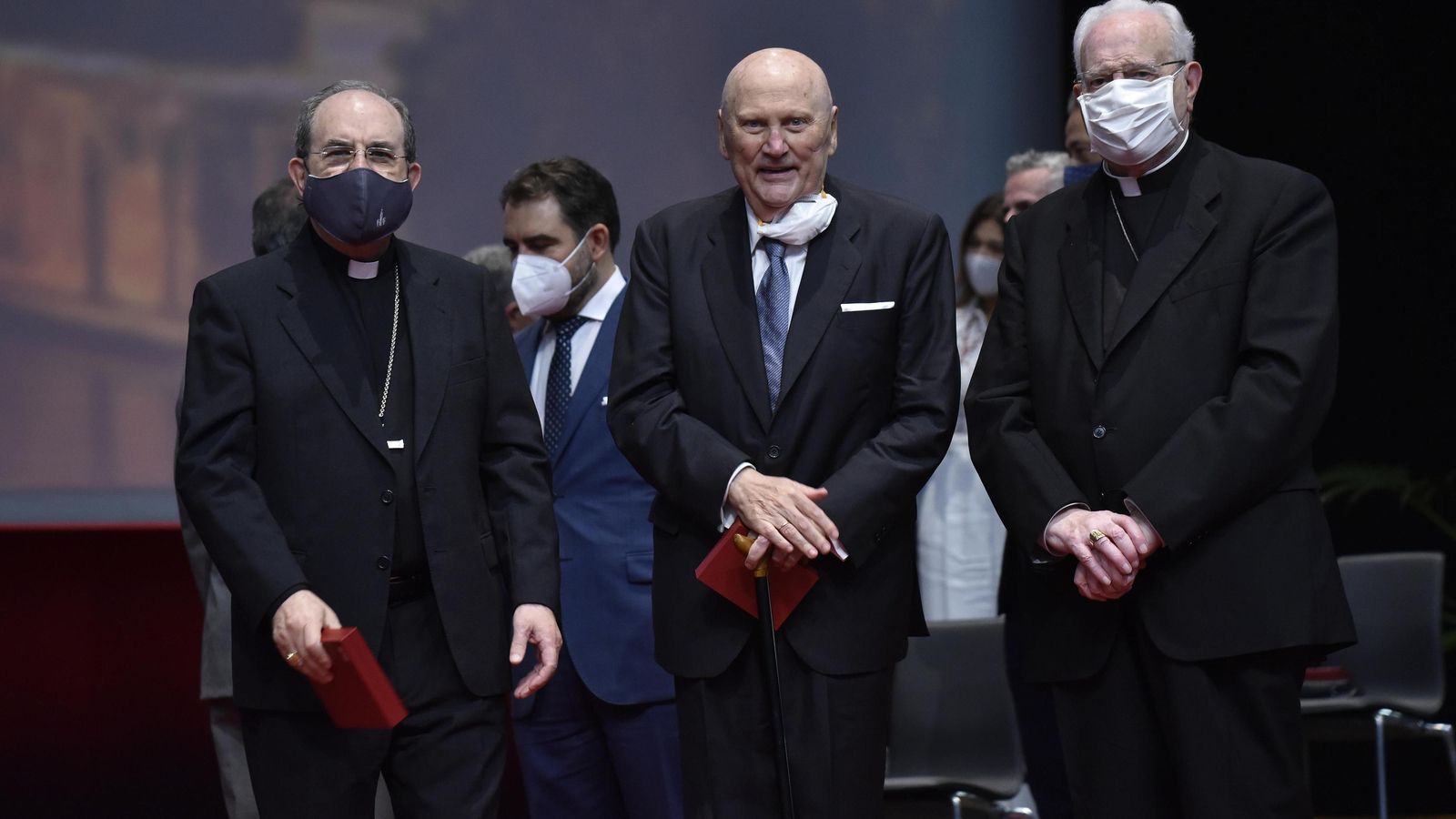 Pepe Moya entre monseñor Asenjo y el cardenal Amigo, el pasado septiembre.