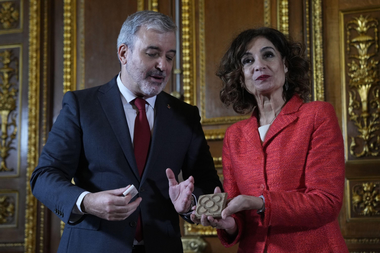 María Jesús Montero, este viernes con el alcalde de Barcelona, Jaume Collboni