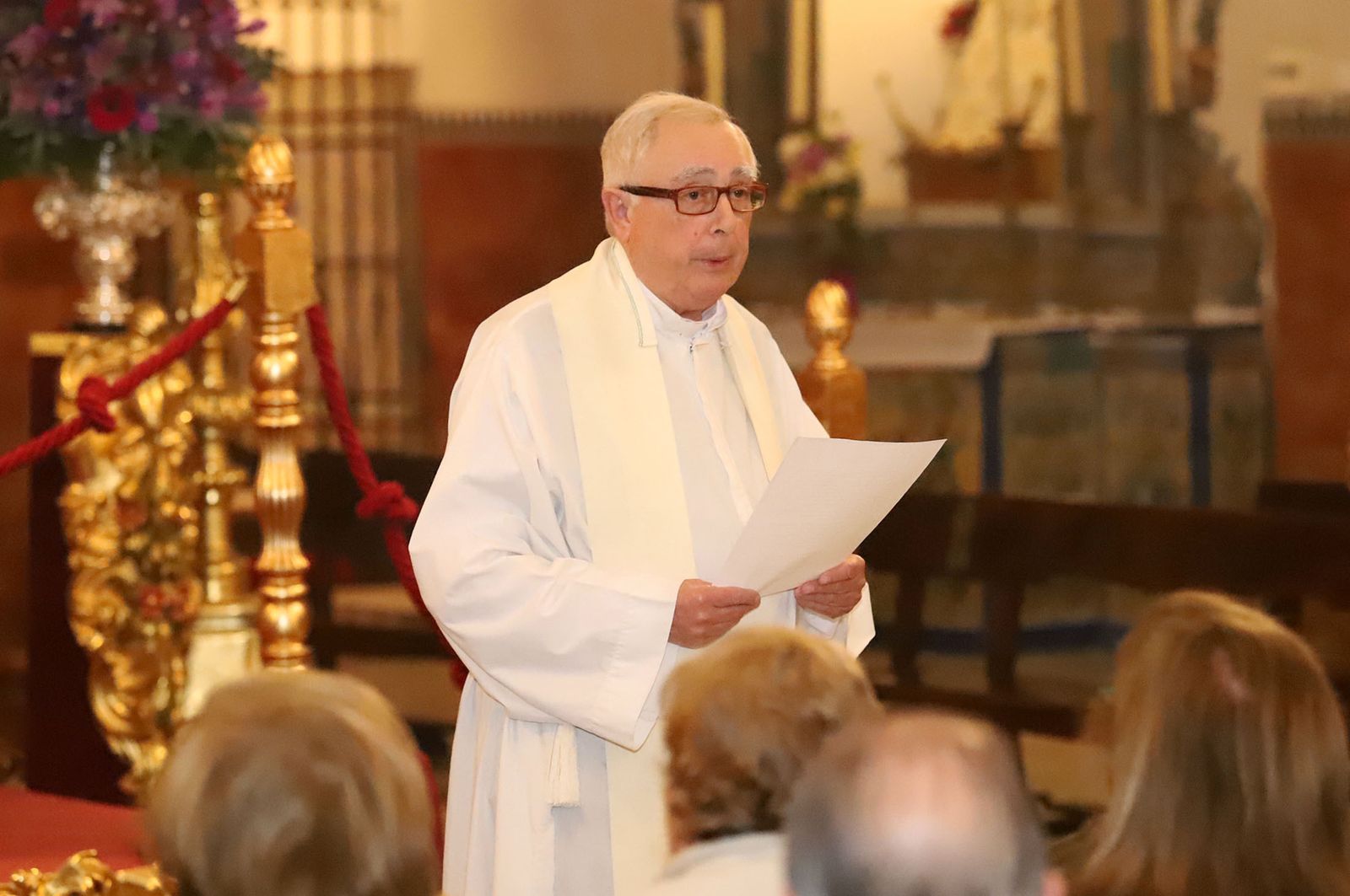 Imágenes de la bendición la la nueva túnica del Señor de Pasión y posterior besamanos
