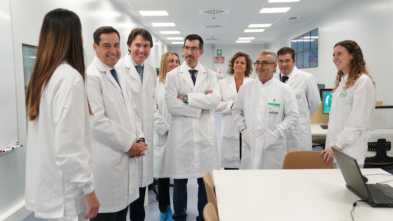 Moreno escucha a una de la trabajadoras de Robi