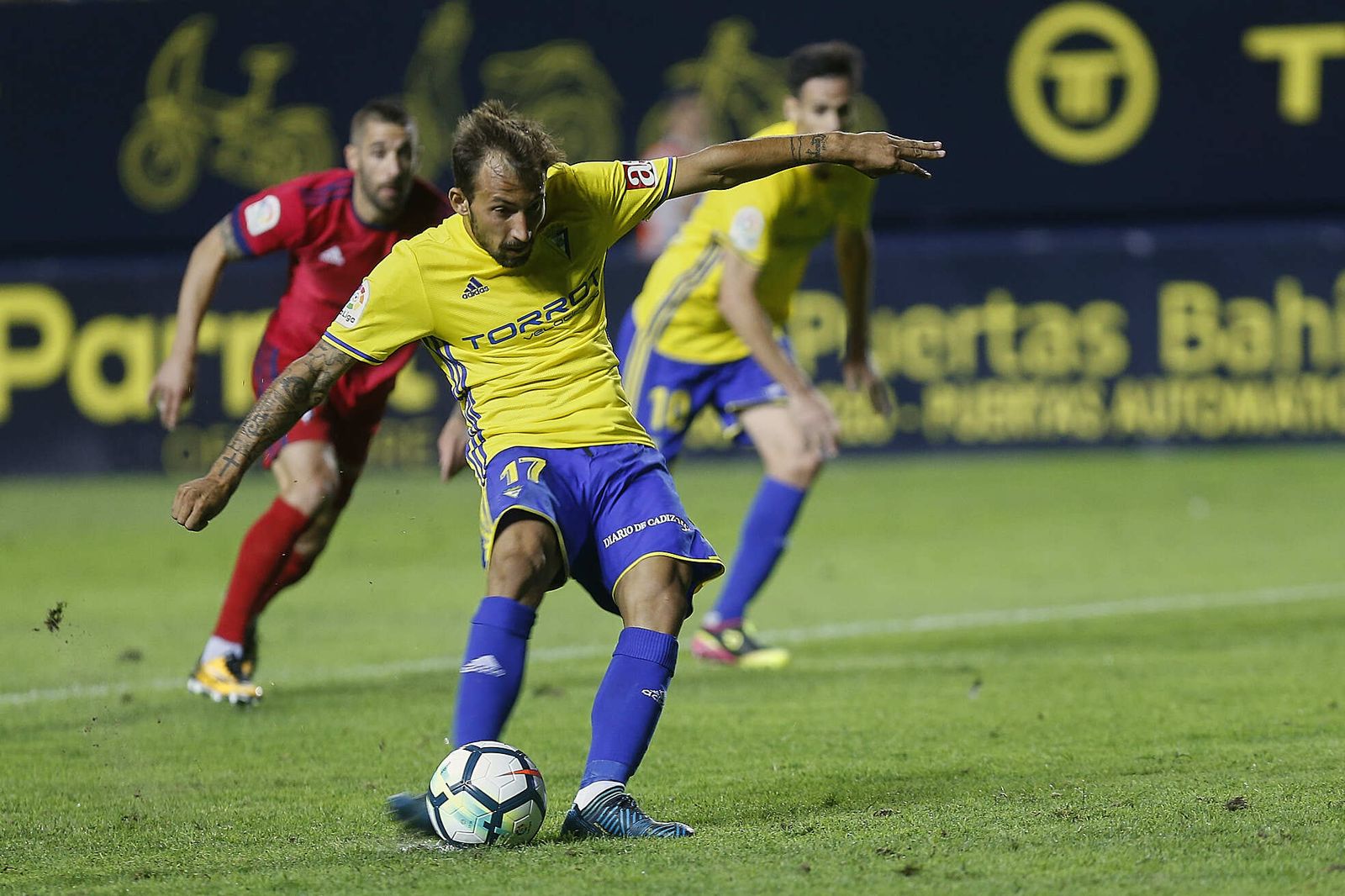 Aitor García efectúa uno de los tres lanzamientos de penalti fallados por el Cádiz en 2017.