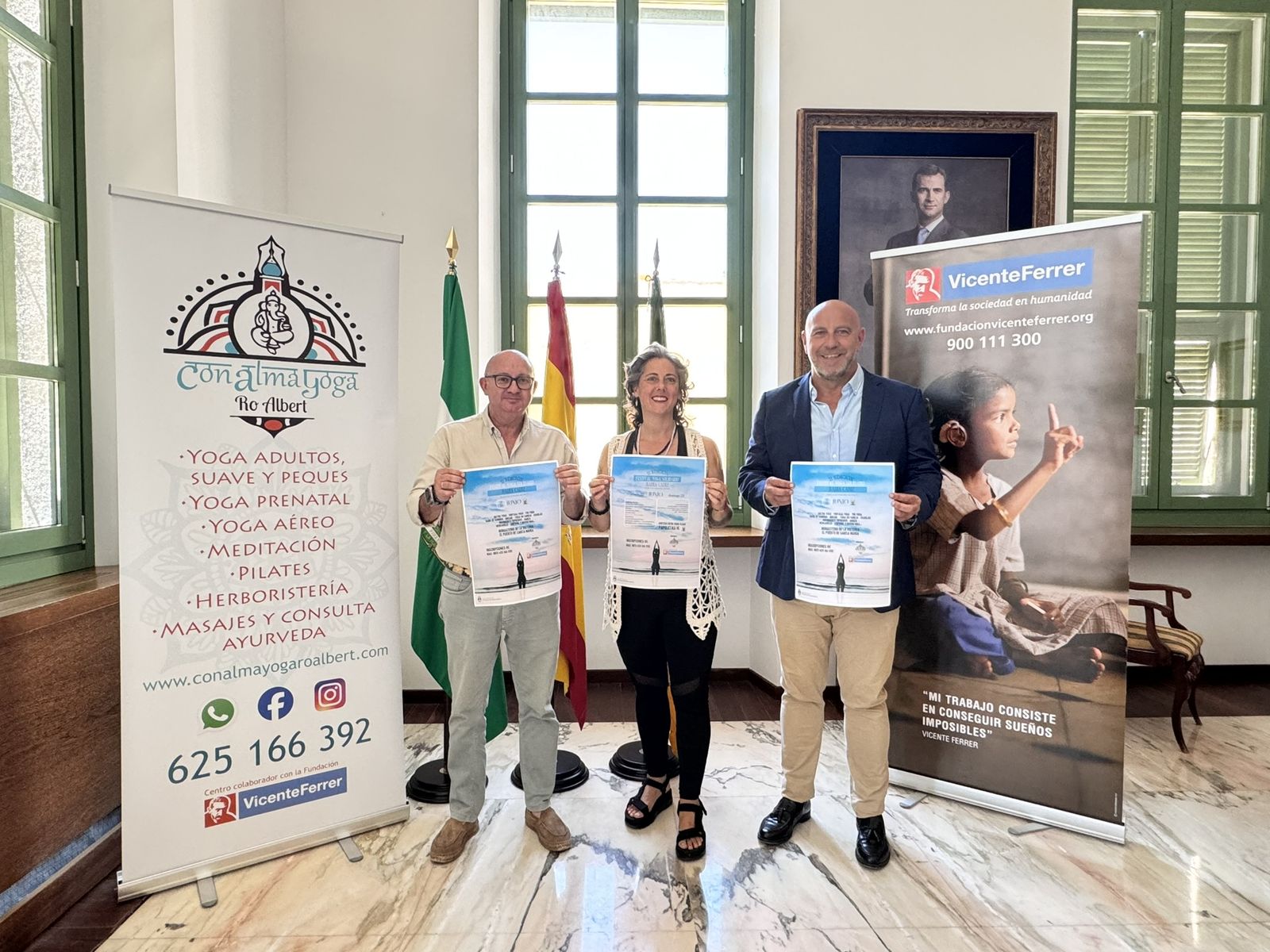 La presentación del cartel del evento de yoga solidario