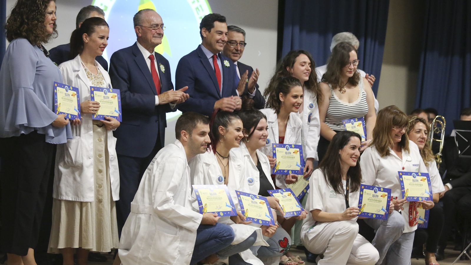 Autoridades junto a algunos de los premiados en el acto de este viernes en el Materno.