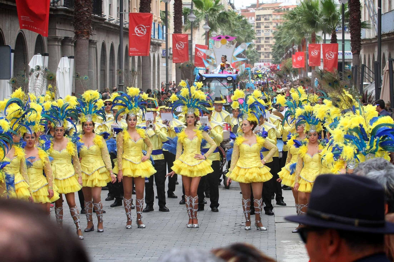 Un momento de la cabalgata carnavalera a su paso por la Gran Vía de Huelva en la pasada edición del Carnaval Colombino.