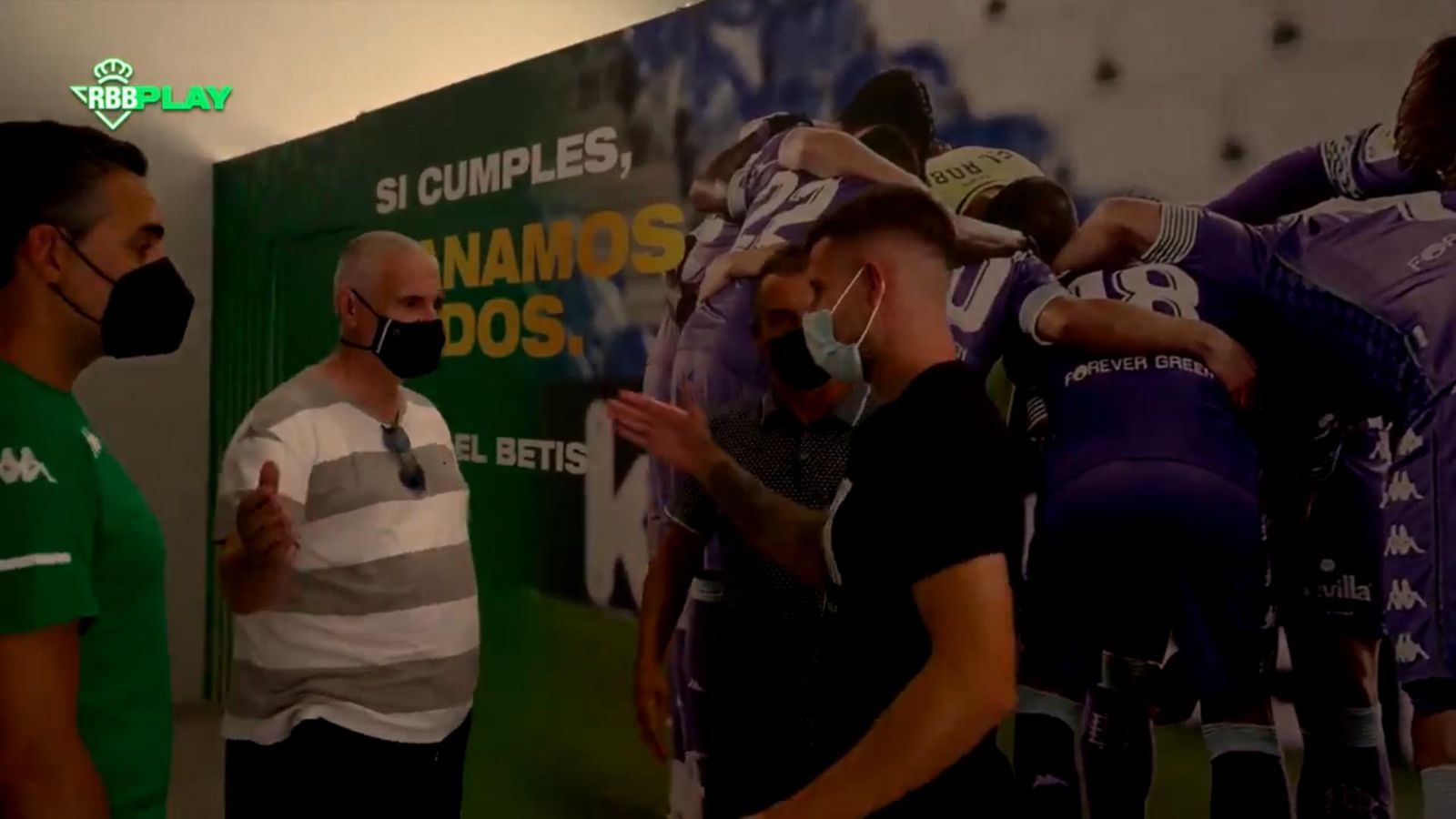 Cordón y Alexis saludan a Aitor Ruibal.