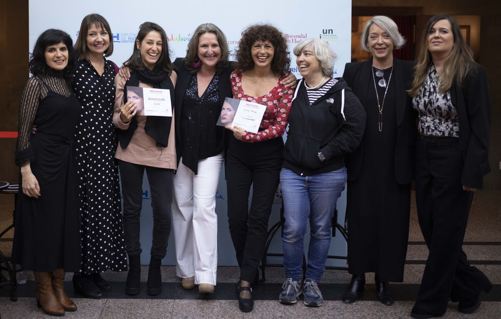 Las ganadoras con el jurado de Wofest.