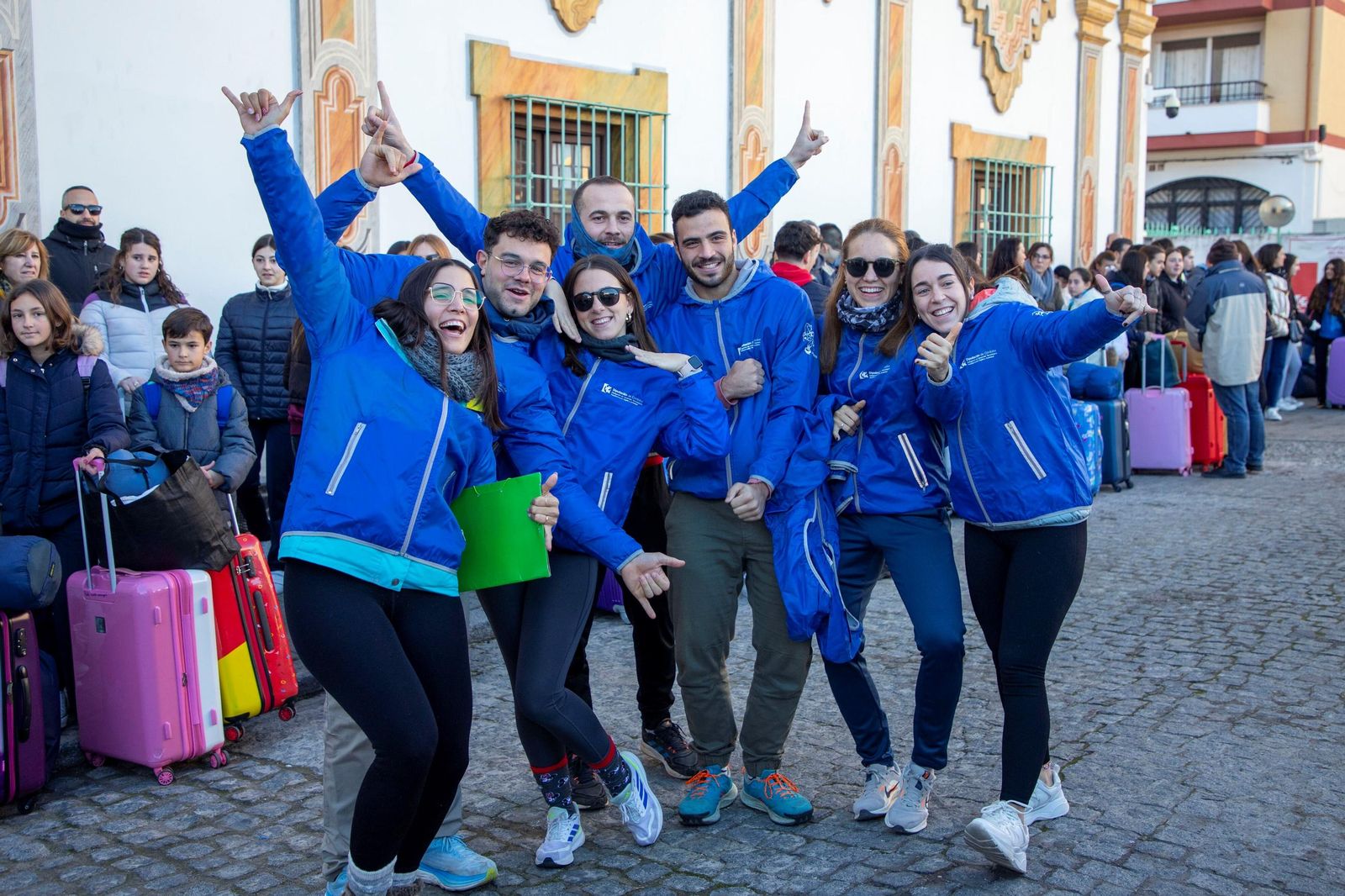 La salida de los niños que participan en los Campamentos de Navidad de la Diputación, en imágenes