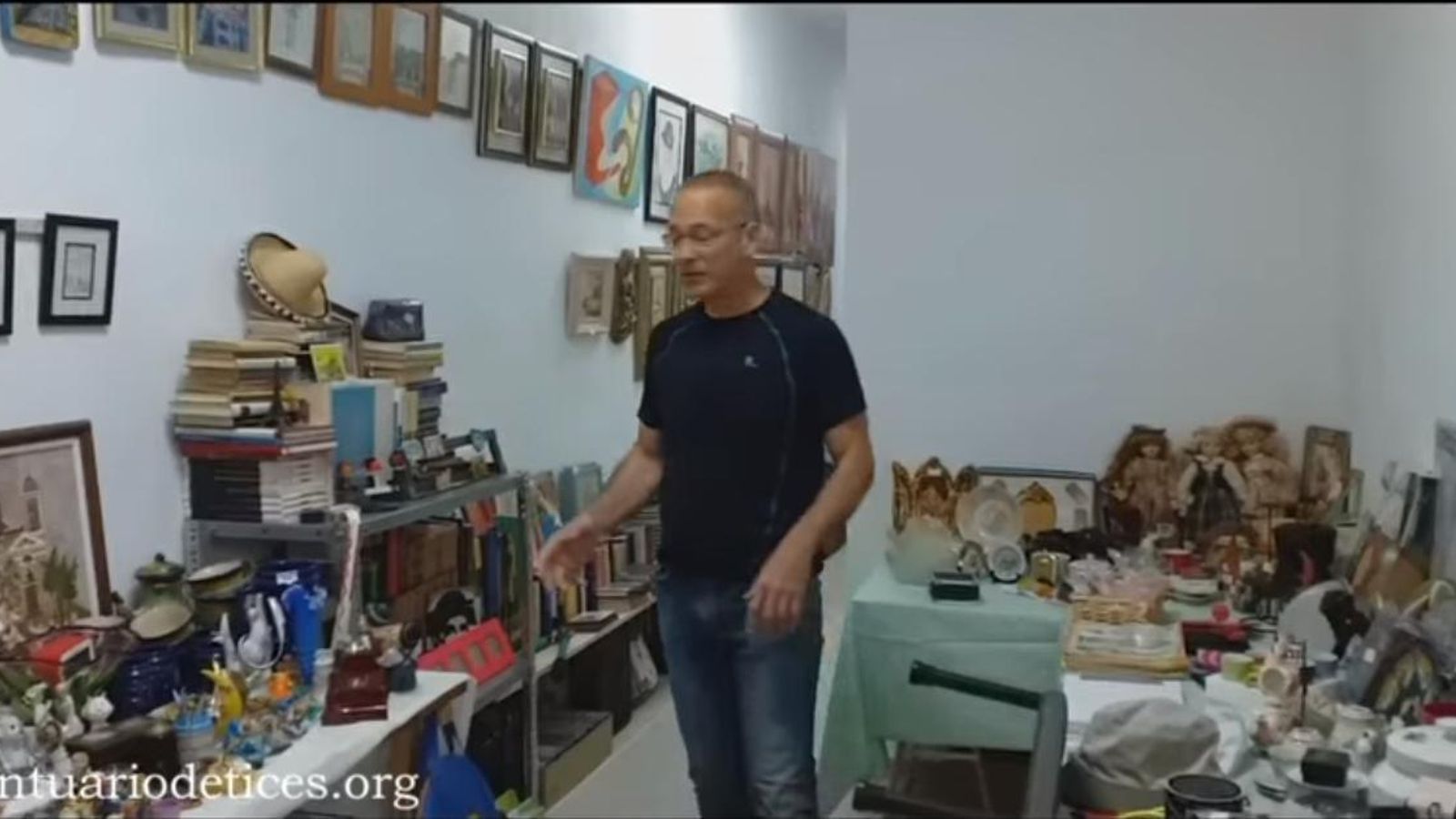 Uno de los responsables del Consejo Rector para la rehabilitación del santuario muestra todos los objetos con los que cuentan para el rastrillo.