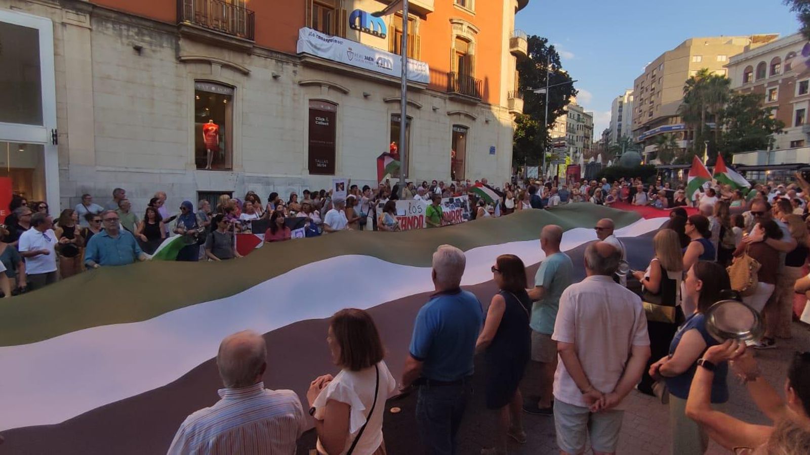 Manifestantes ondean la bandera de Palestina en Jaén.