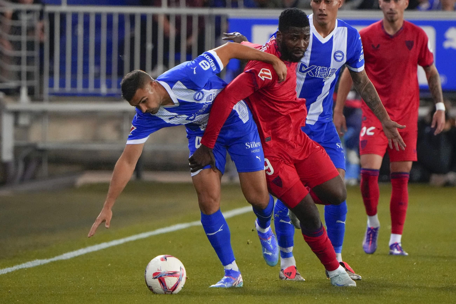 Iheanacho pugna por un balón con Serdlar. Casi siempre se los llevó el central local.