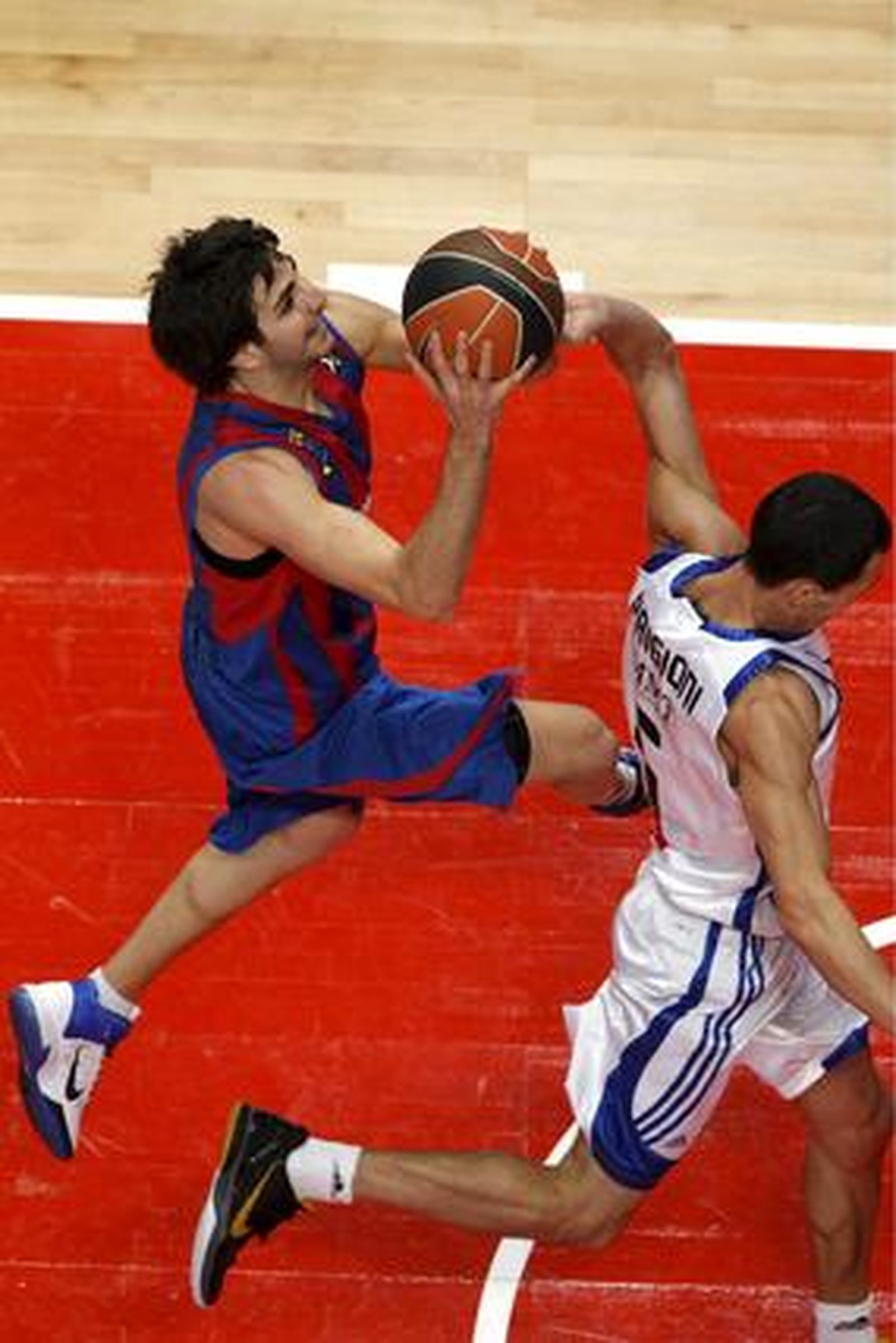 El Barcelona vence en la final de la Copa del Rey ante el Real Madrid por segundo año consecutivo  (68-60). / EFE