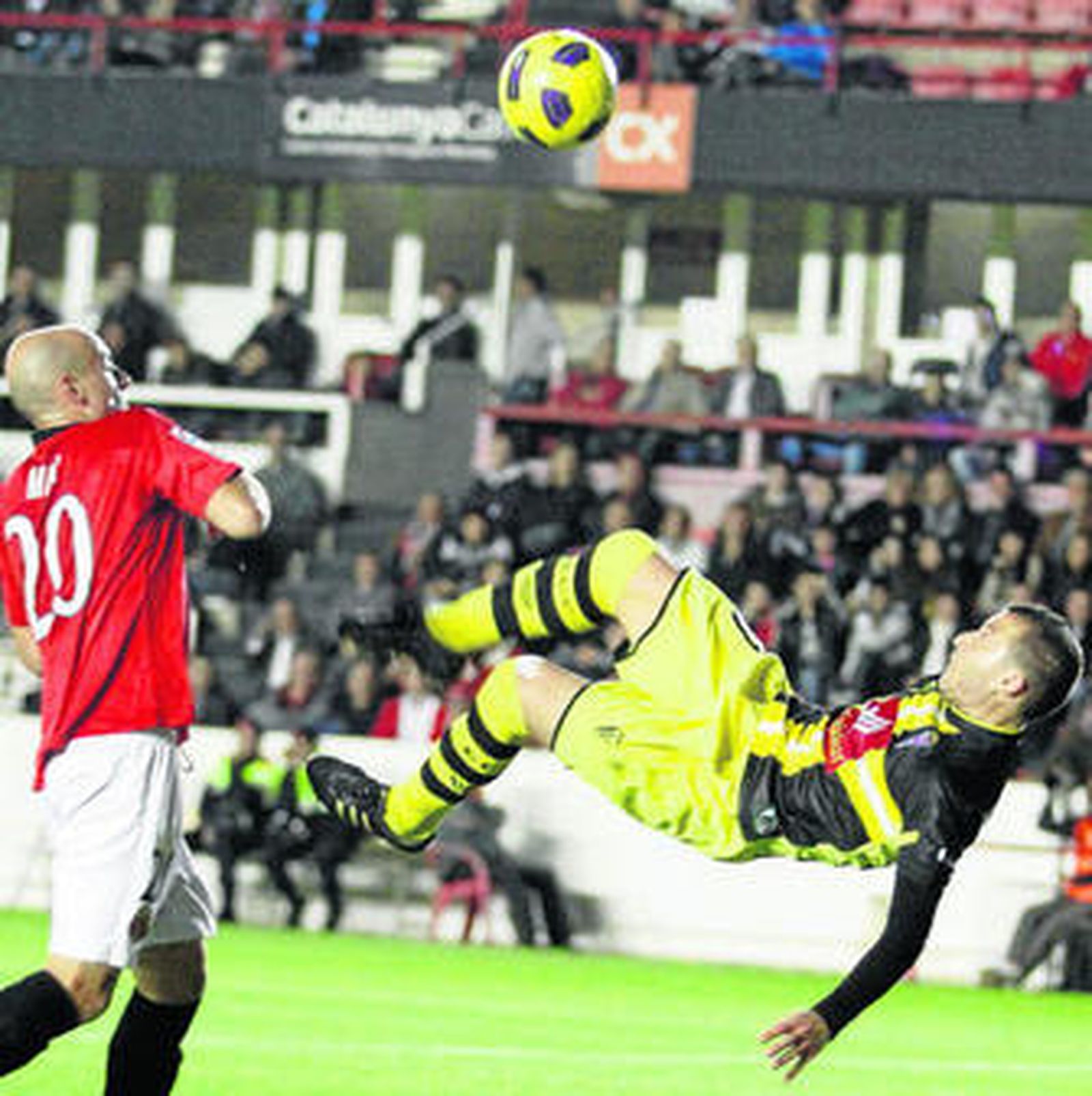 Pepe Díaz se dispone a conectar una chilena ante la mirada del local Miki.