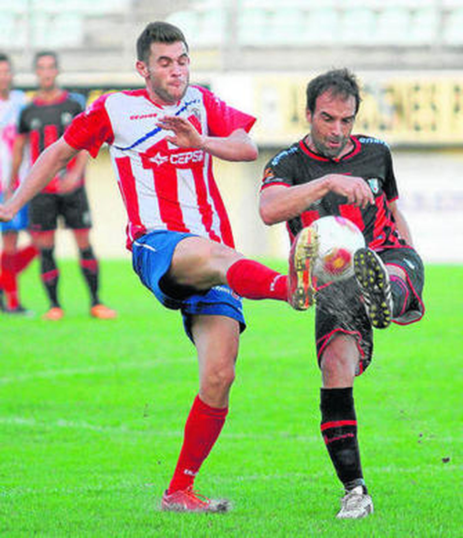 Iván disputa el balón con un rival.