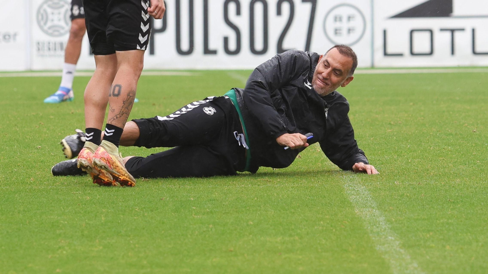Romerito se lanza al suelo, durante el entrenamiento de este viernes