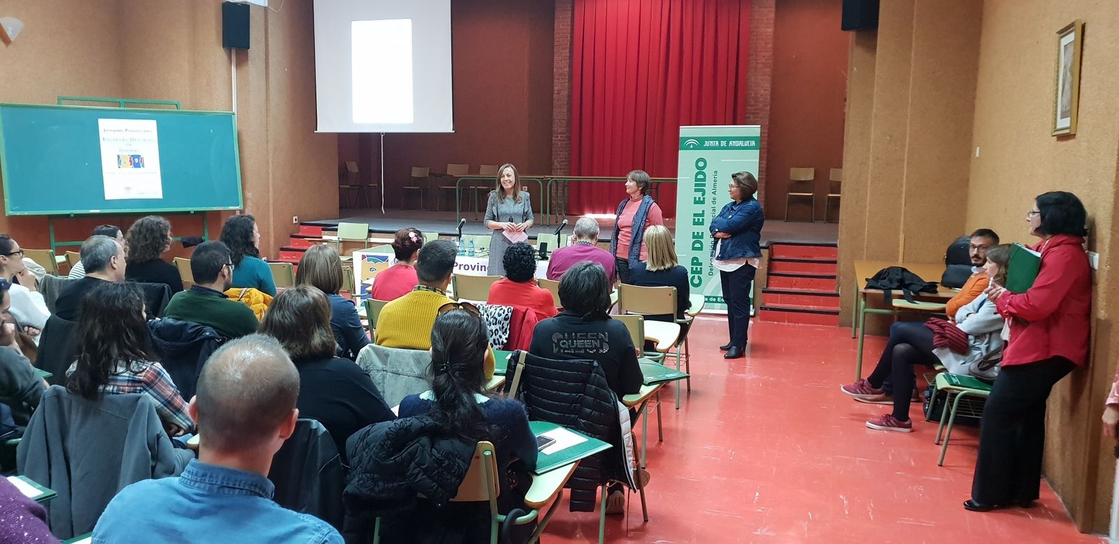 Francisca Fernández respaldó al profesorado de las Escuelas de Idiomas.