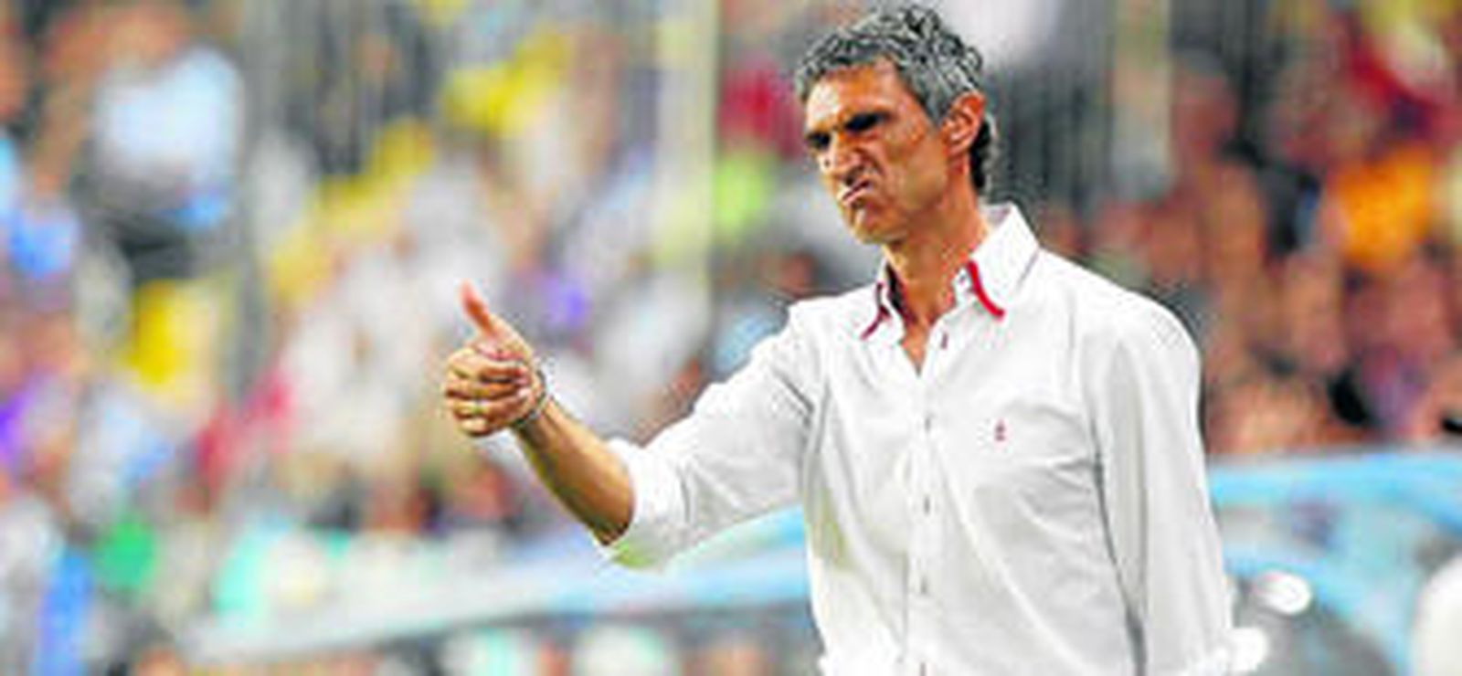 Antonio Álvarez aprueba a regañadientes una decisión arbitral desde la banda.