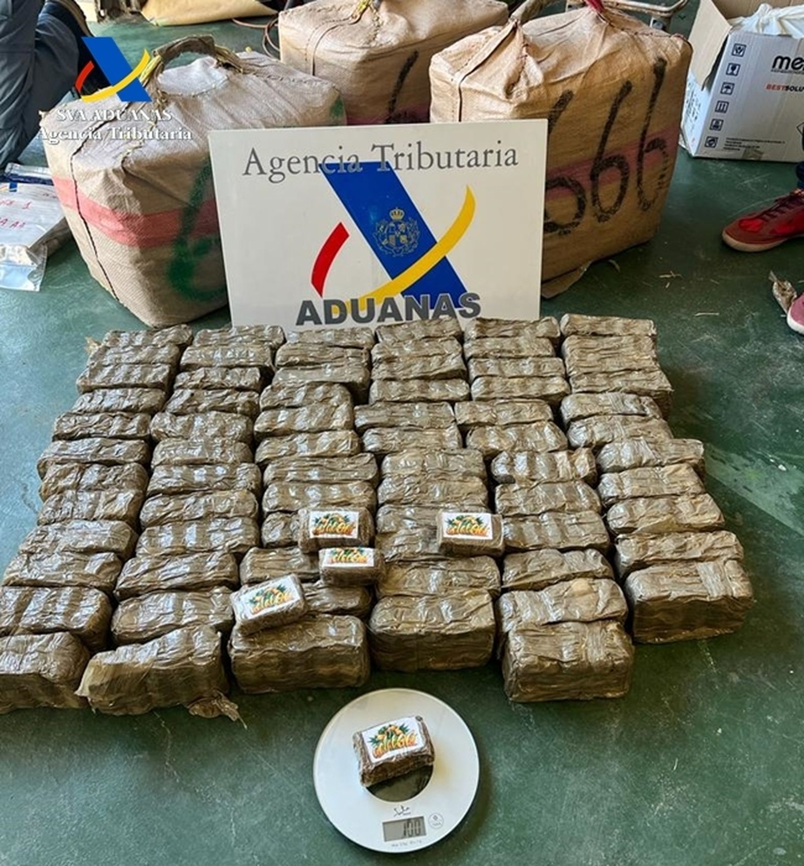 Intervenidos 180 kilos de hachís en la playa de Balanegra y detenida una persona