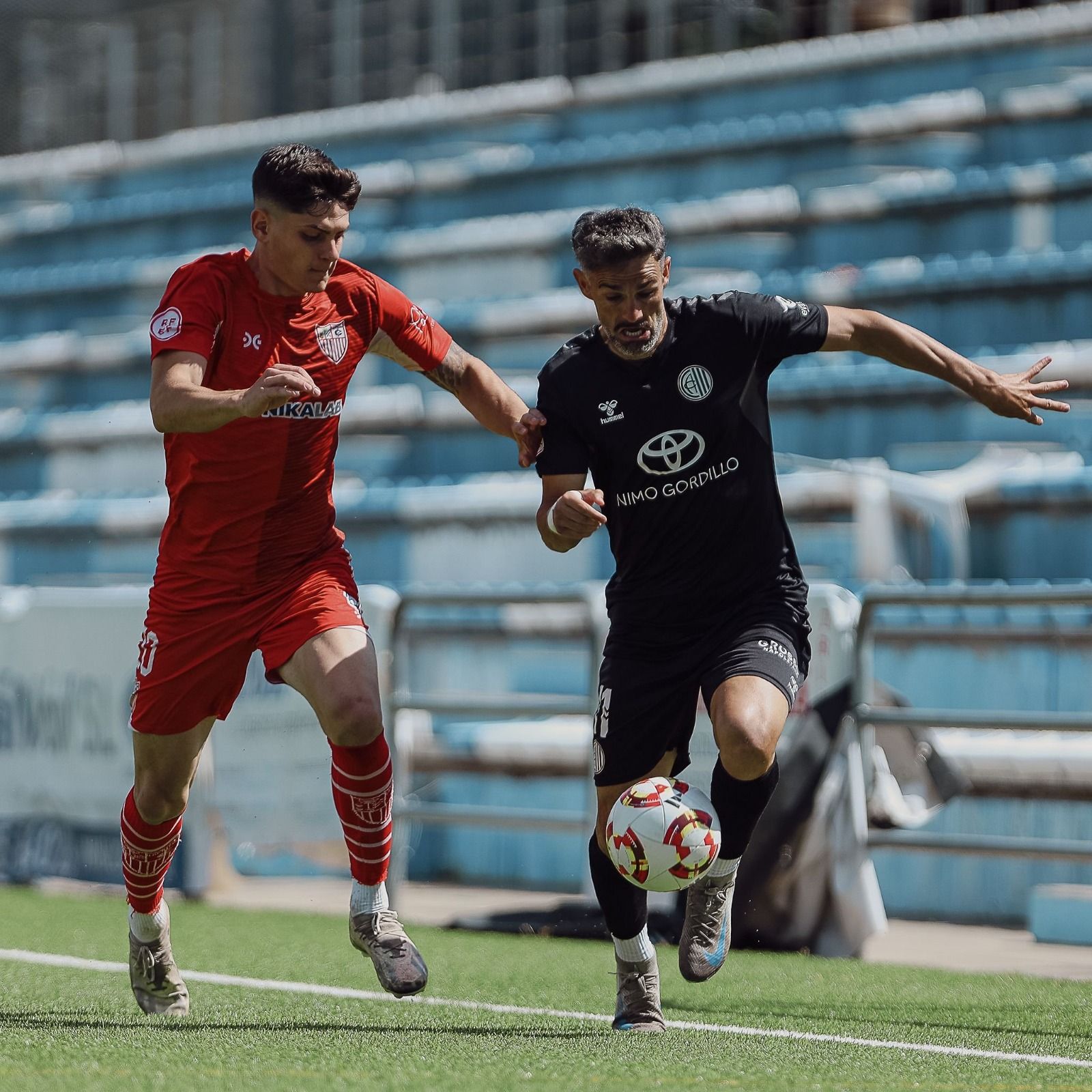 Juanito pugna una pelota con Carlos Rojas.