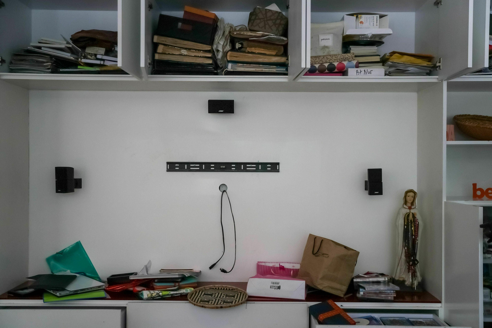 Interior de la casa del opositor Leopoldo López tras ser allanada y robada