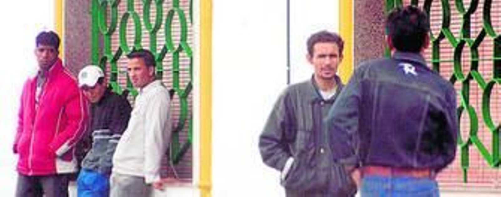 Varios hombres de origen norteafricano, en una calle de Moguer.