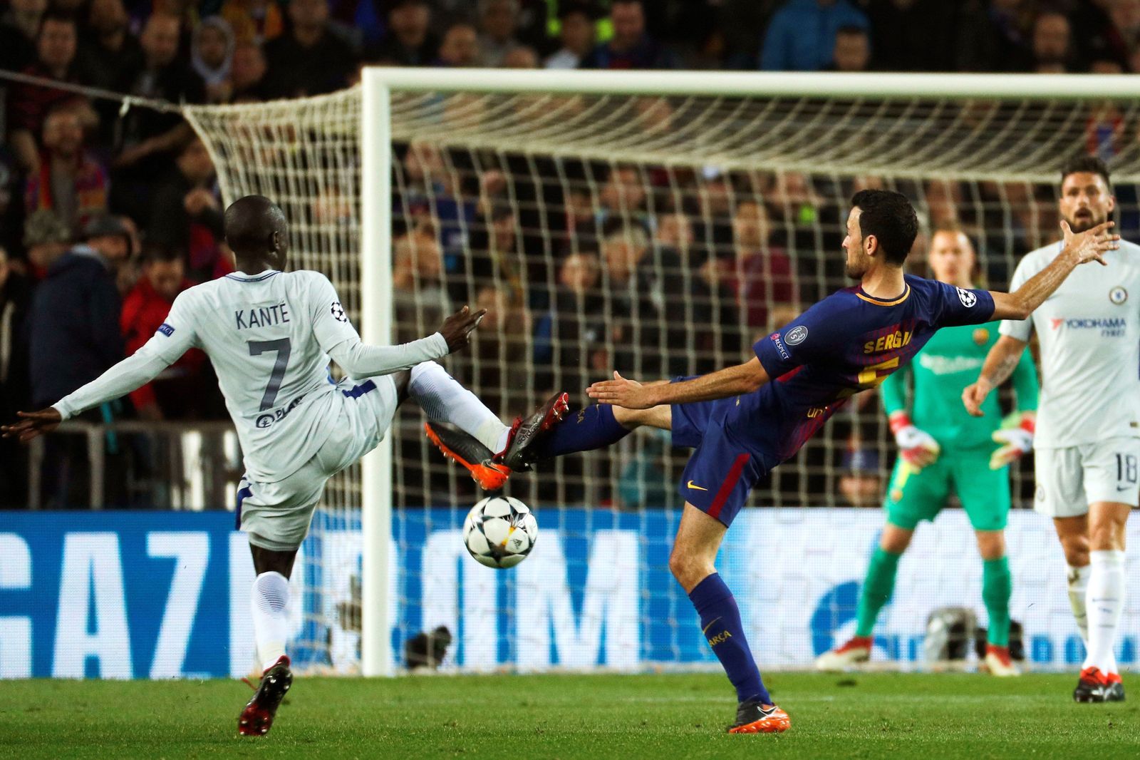 Momento del choque de Busquets y Kante, en el que se lesionó el azulgrana