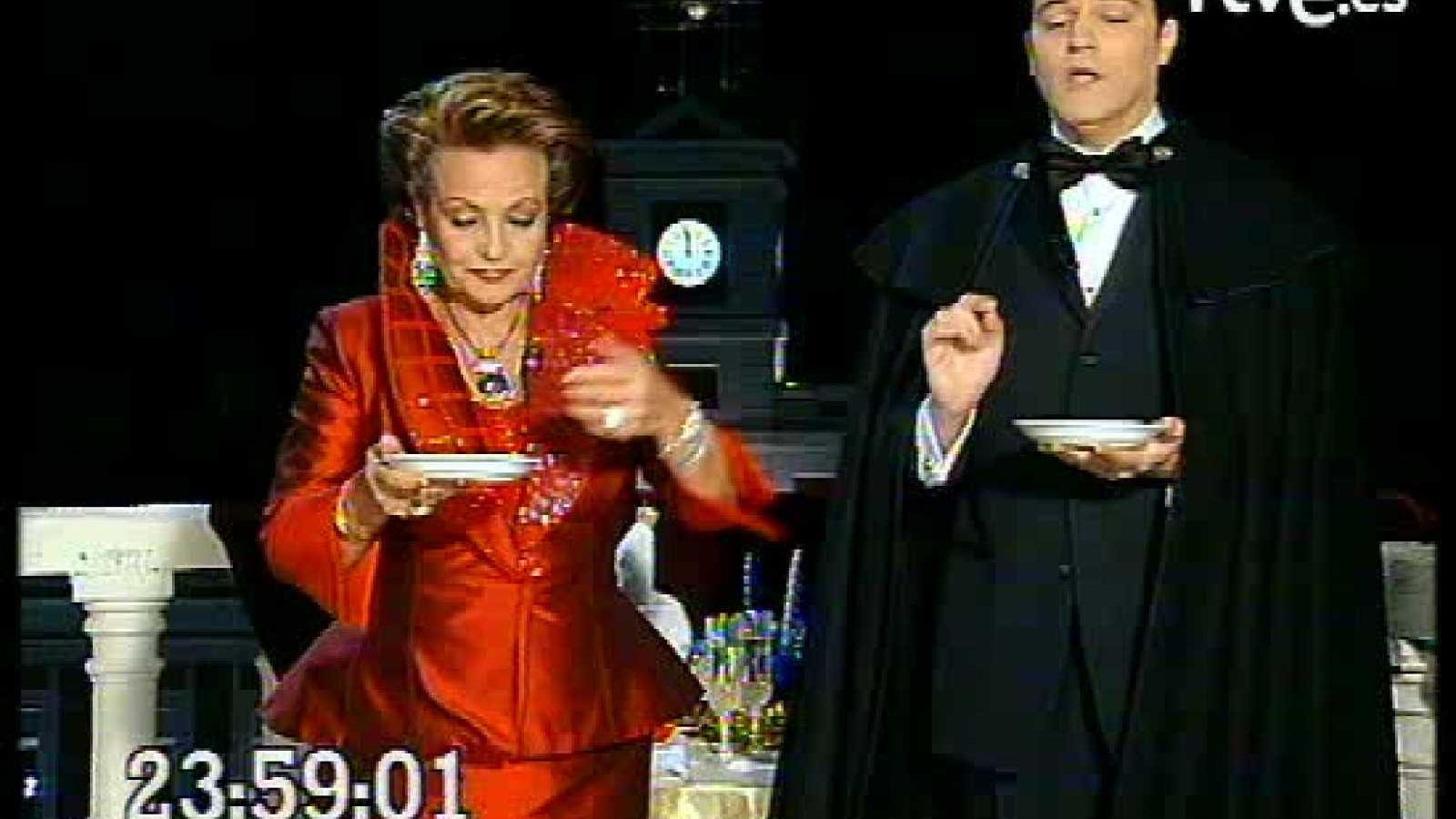 Ramón García, una institución con su capa, y Carmen Sevilla, en 2004.